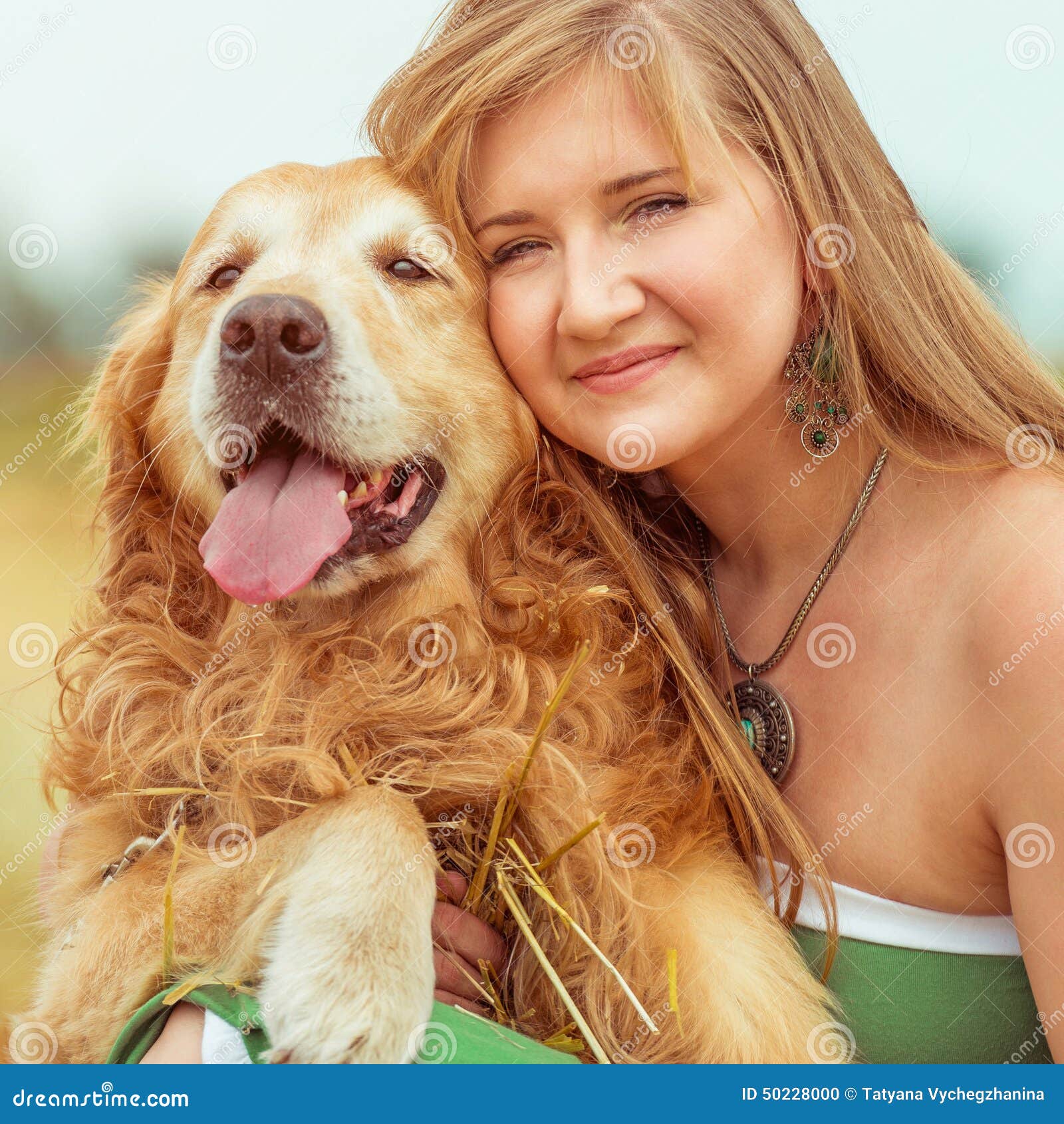 Donne Che Scopano Con Cane Giovane Donna Con Il Suo Cane Fotografia Stock - Immagine di biondo