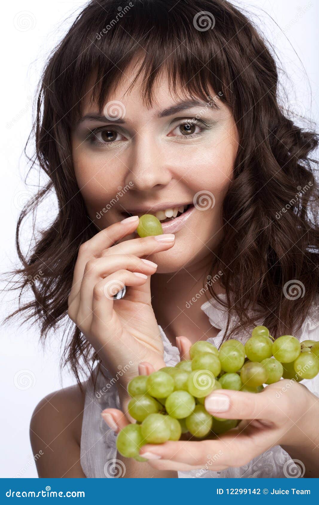 Si Fa Solo Con L uva Giovane Donna Con L'uva Verde Fotografia Stock - Immagine di adulto