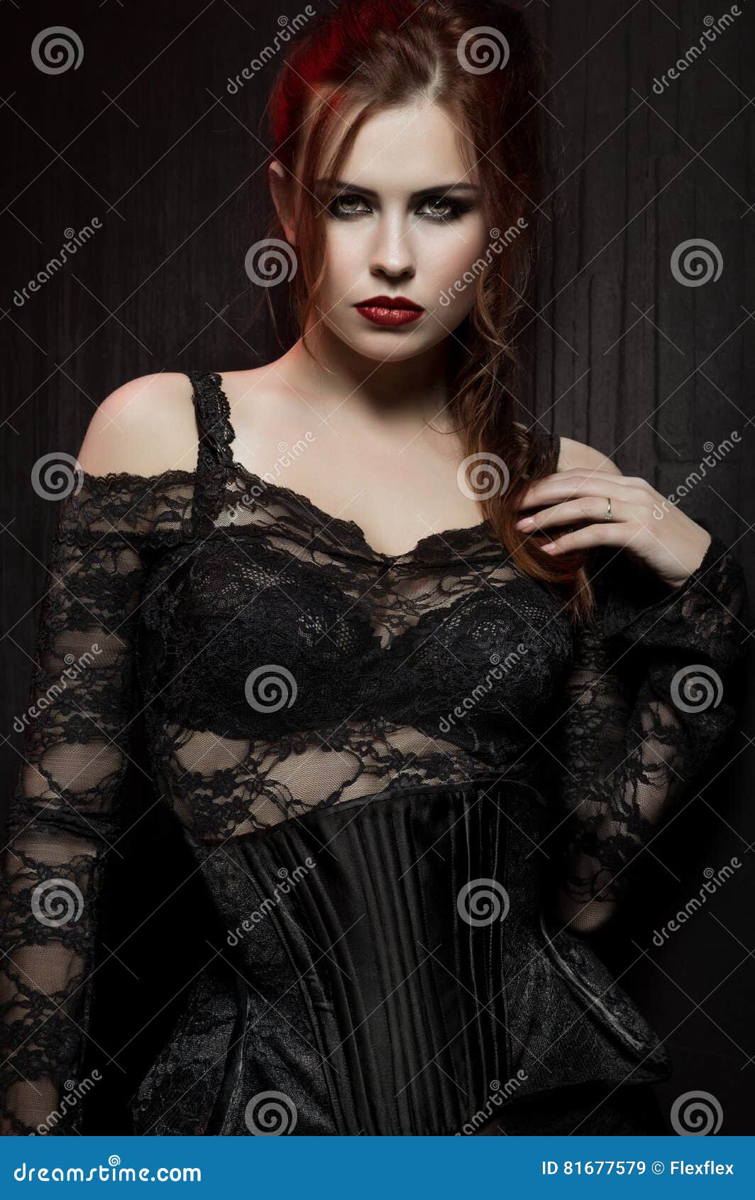 Giovane Donna in Costume Gotico Nero Immagine Stock - Immagine di