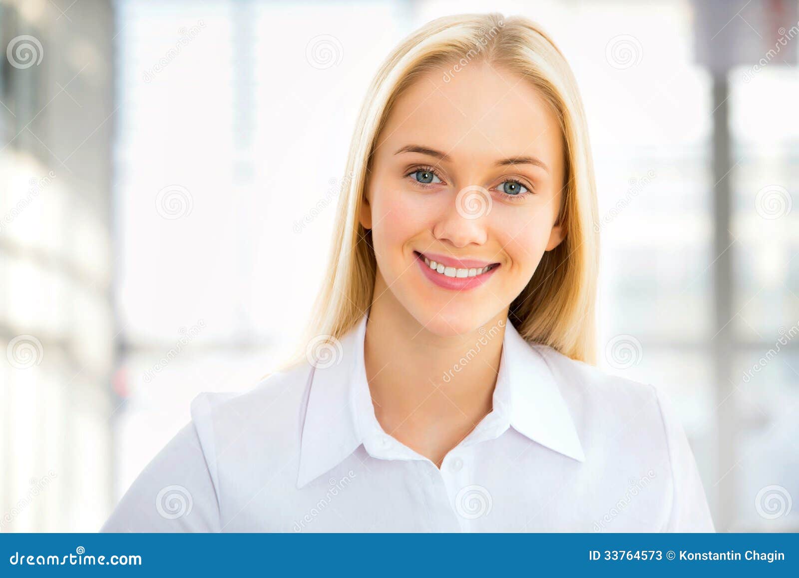 Ritratto di giovane donna di affari che per mezzo del computer portatile all'ufficio