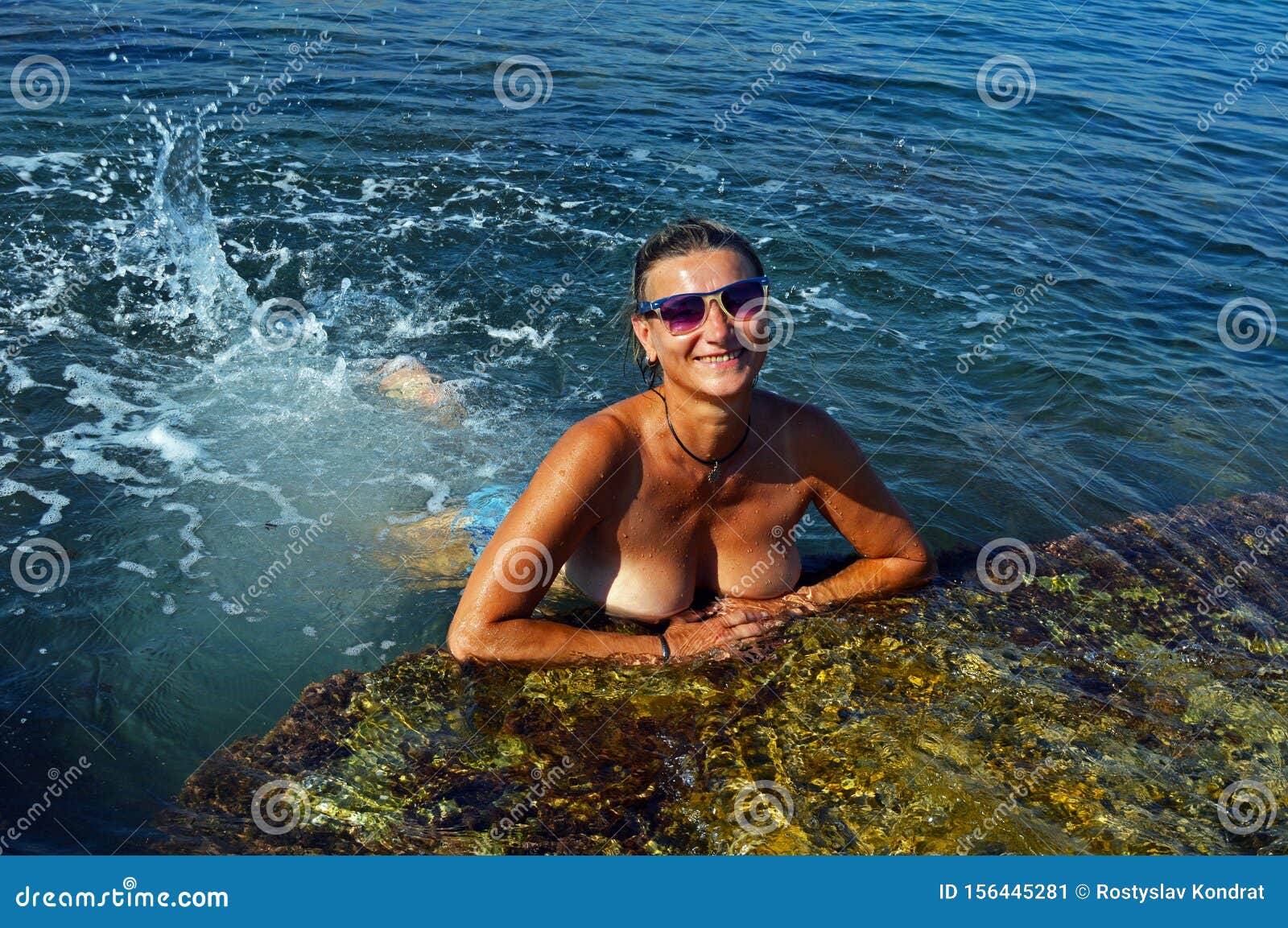 Giovane Donna Senza Costume Da Bagno Nell'acqua Di Mare Immagine Stock -  Immagine di orecchio, vetri: 156445281