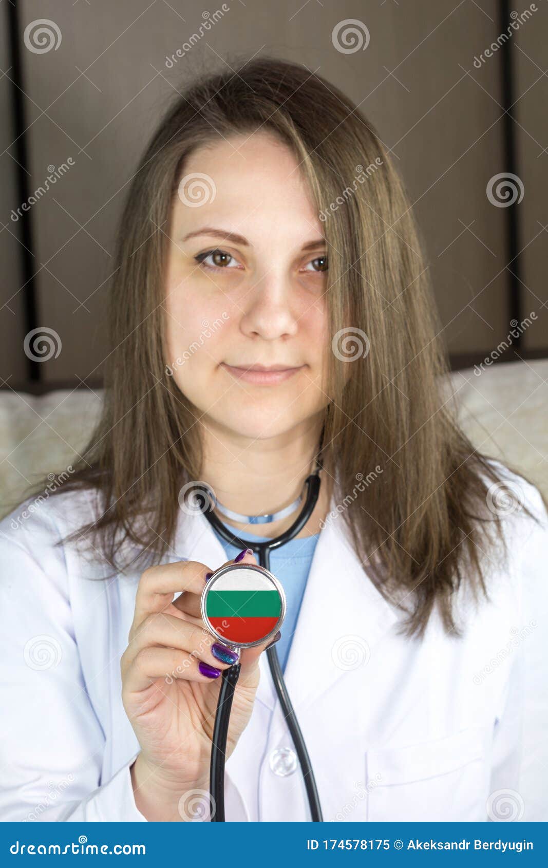 Giovane E Attraente Medico. Attenzione Allo Stetoscopio Di Bandiera Della  Bulgaria Immagine Stock - Immagine di infermiera, sistema: 174578175