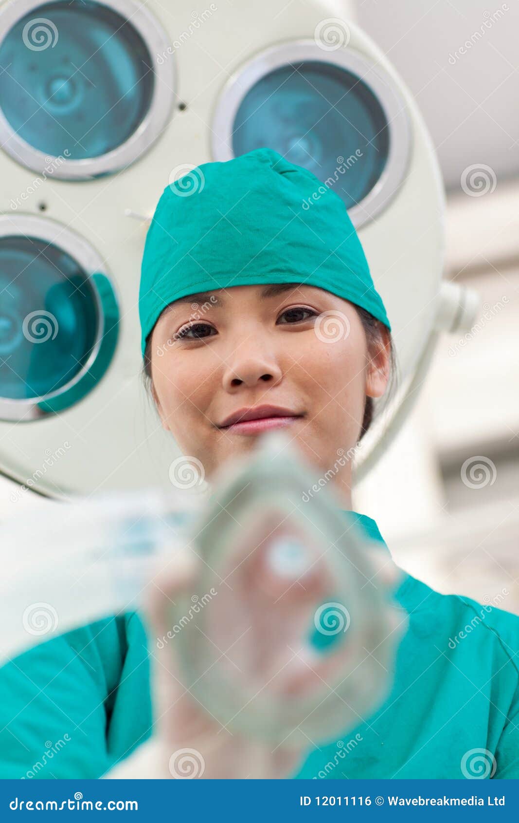 Medico Che Cura Le Ossa Giovane Medico Che Applica Maschera Di Ossigeno Ad Un Paziente