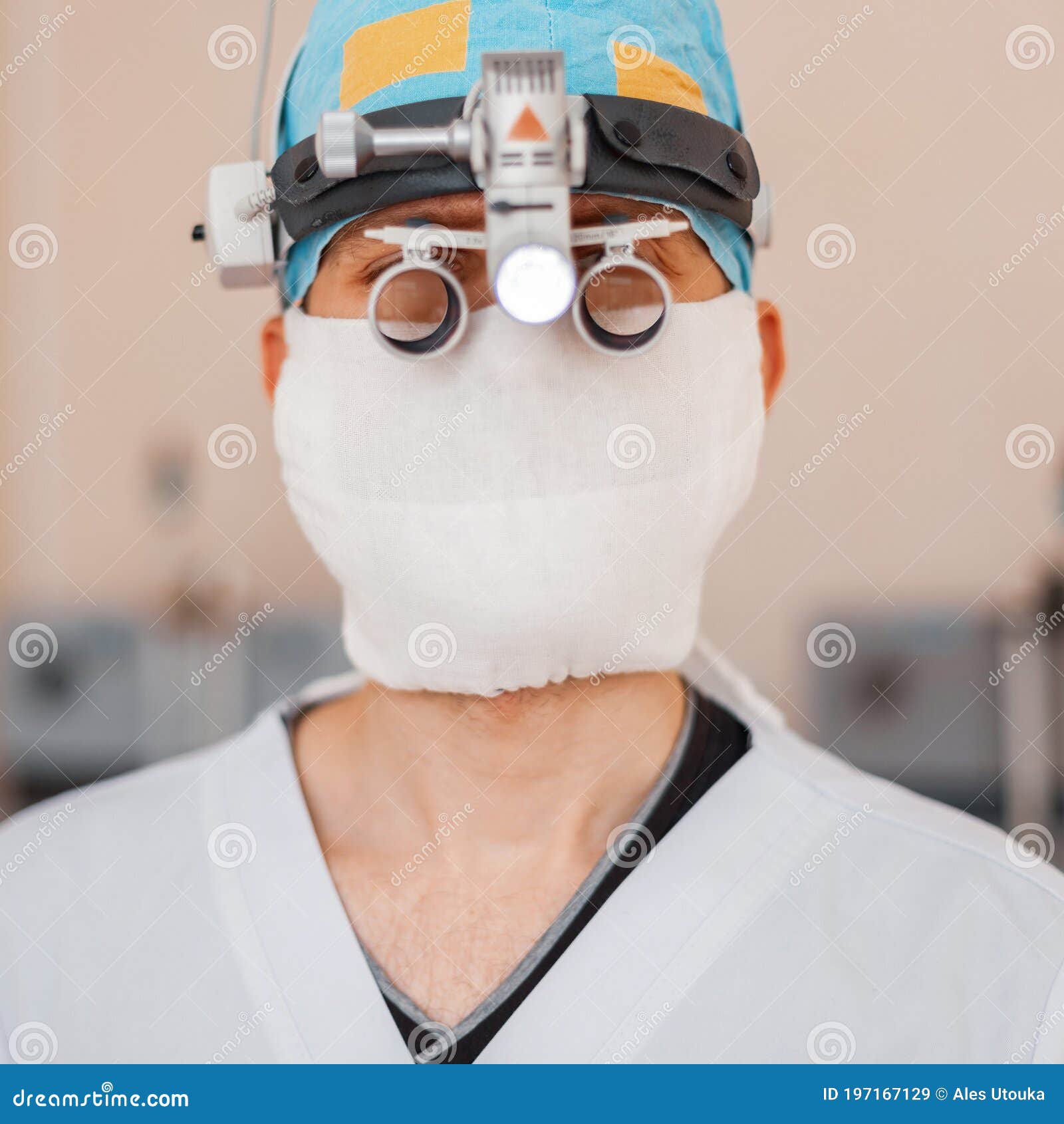 Giovane Neurochirurgo Con Una Maschera Medica Con Occhiali Di Ingrandimento  Professionale Con Loupes Binario Per La Microchirurgi Immagine Stock -  Immagine di neurochirurgia, strumenti: 197167129