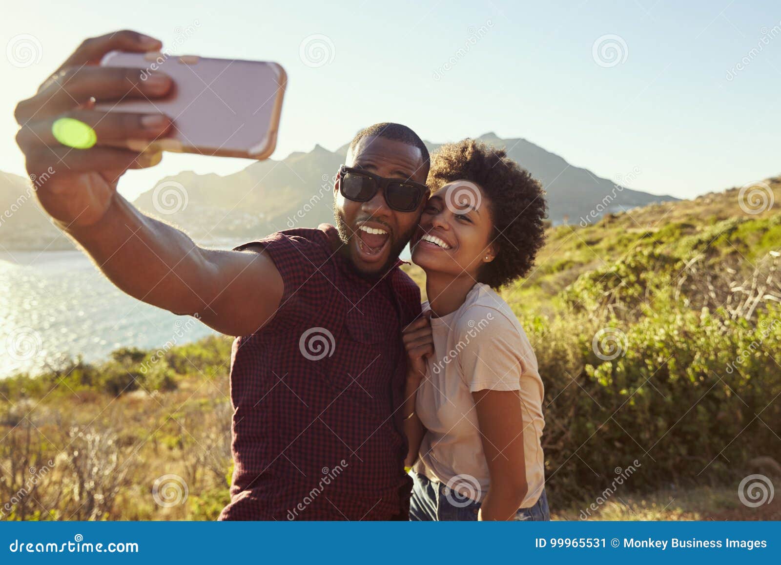 Giovane posa delle coppie per la festa Selfie su Clifftop