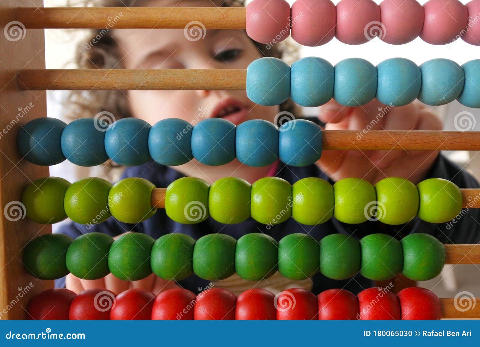 Giovane ragazza che conta su Abacus. Giovane bambina di 30 anni contando su Abacus Concetto di apprendimento Persone vere Copia spazio