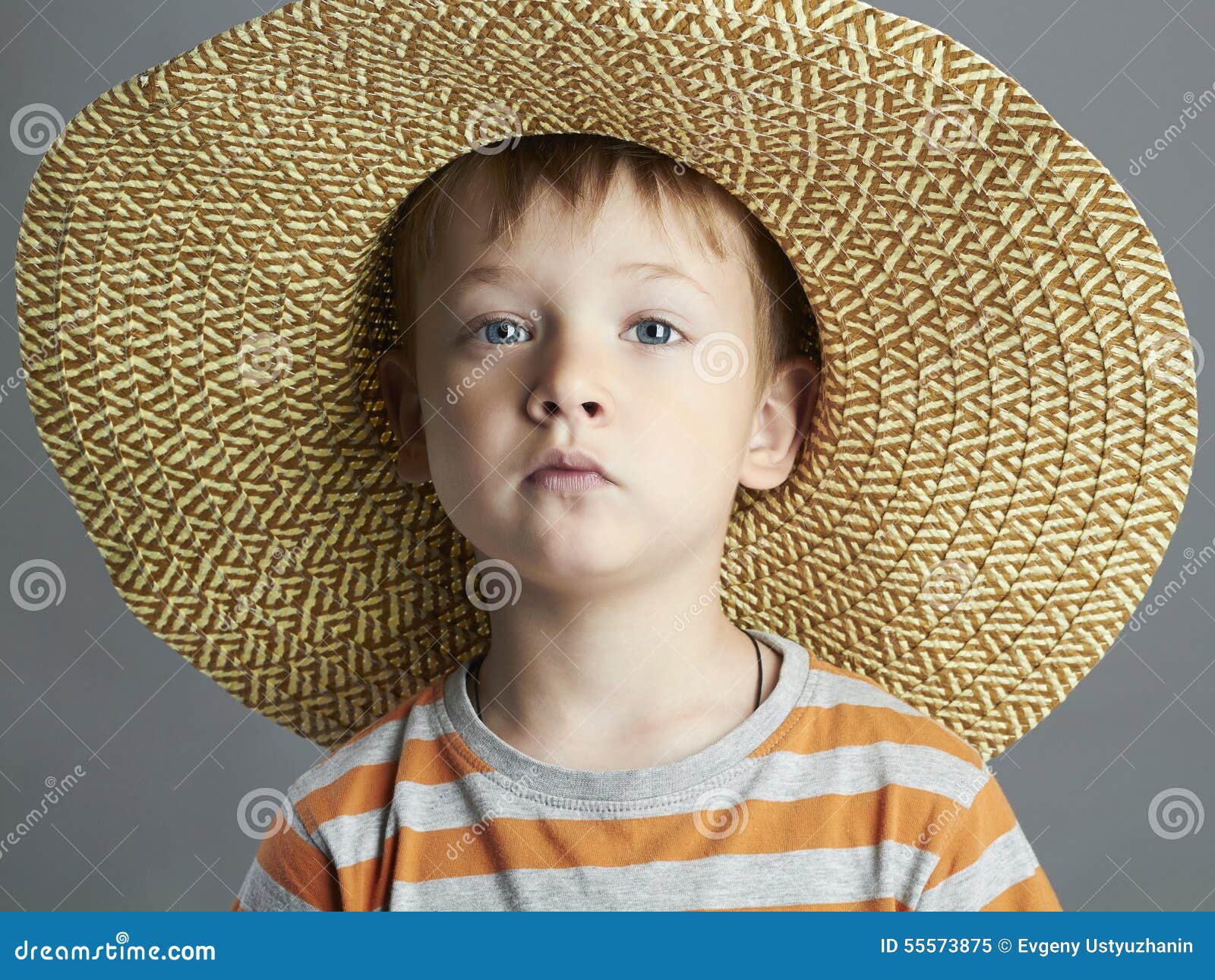 Giovane Ragazzo Con Il Cappello Di Paglia Bambino Divertente Immagine Stock  - Immagine di carino, allegro: 55573875