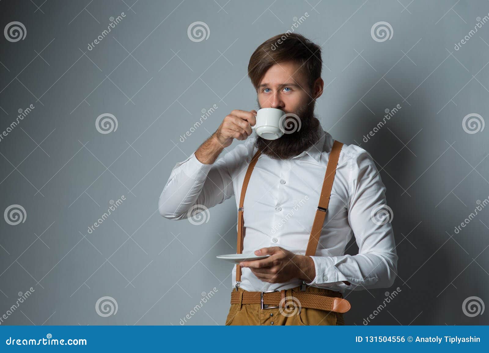 Giovane Uomo Bello Con Una Barba Fotografia Stock - Immagine di maschio ...