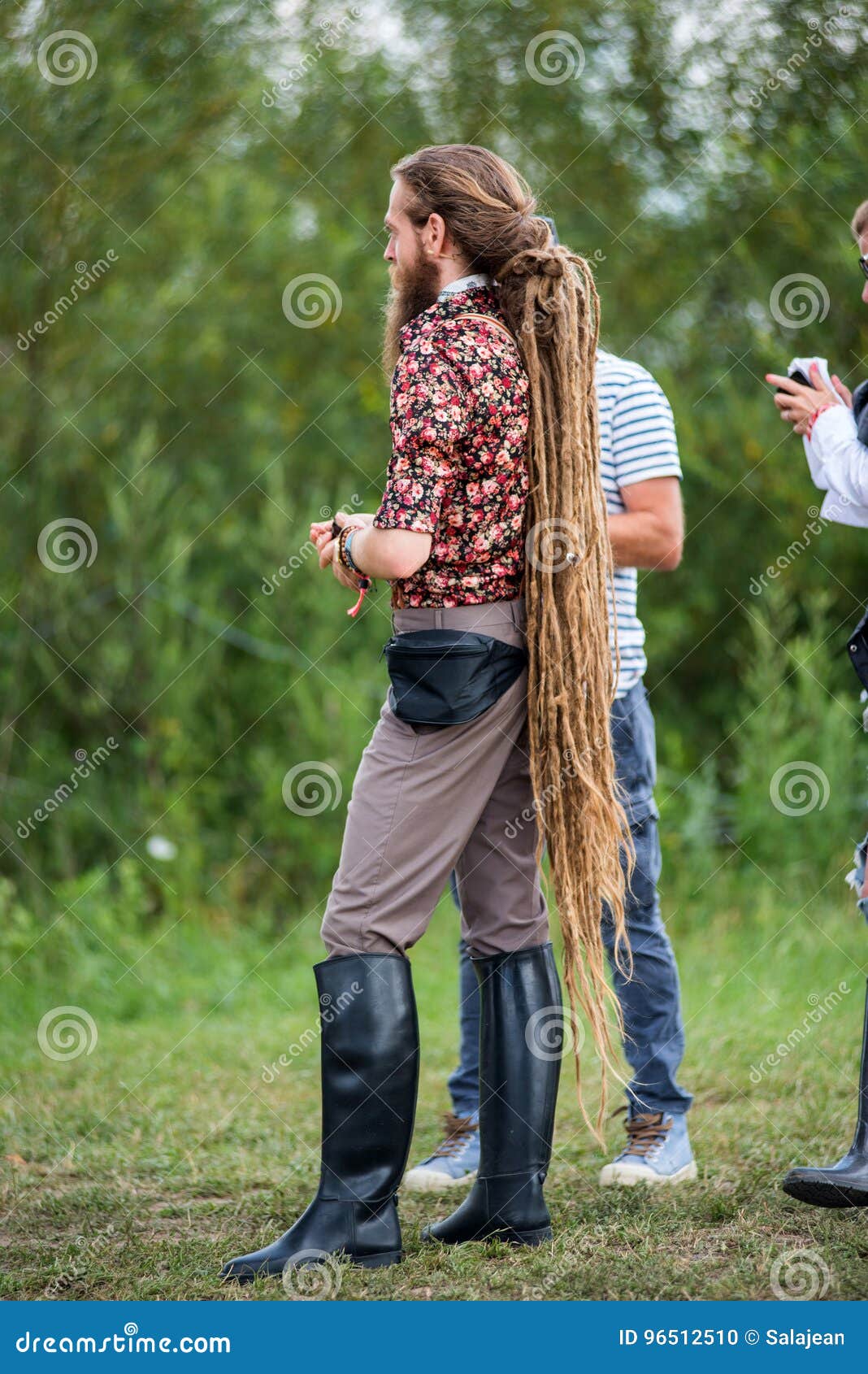 Giovane Uomo Biondo Con I Dreadlocks Lunghi Di Rasta Immagine Editoriale -  Immagine di adulto, hippie: 96512510