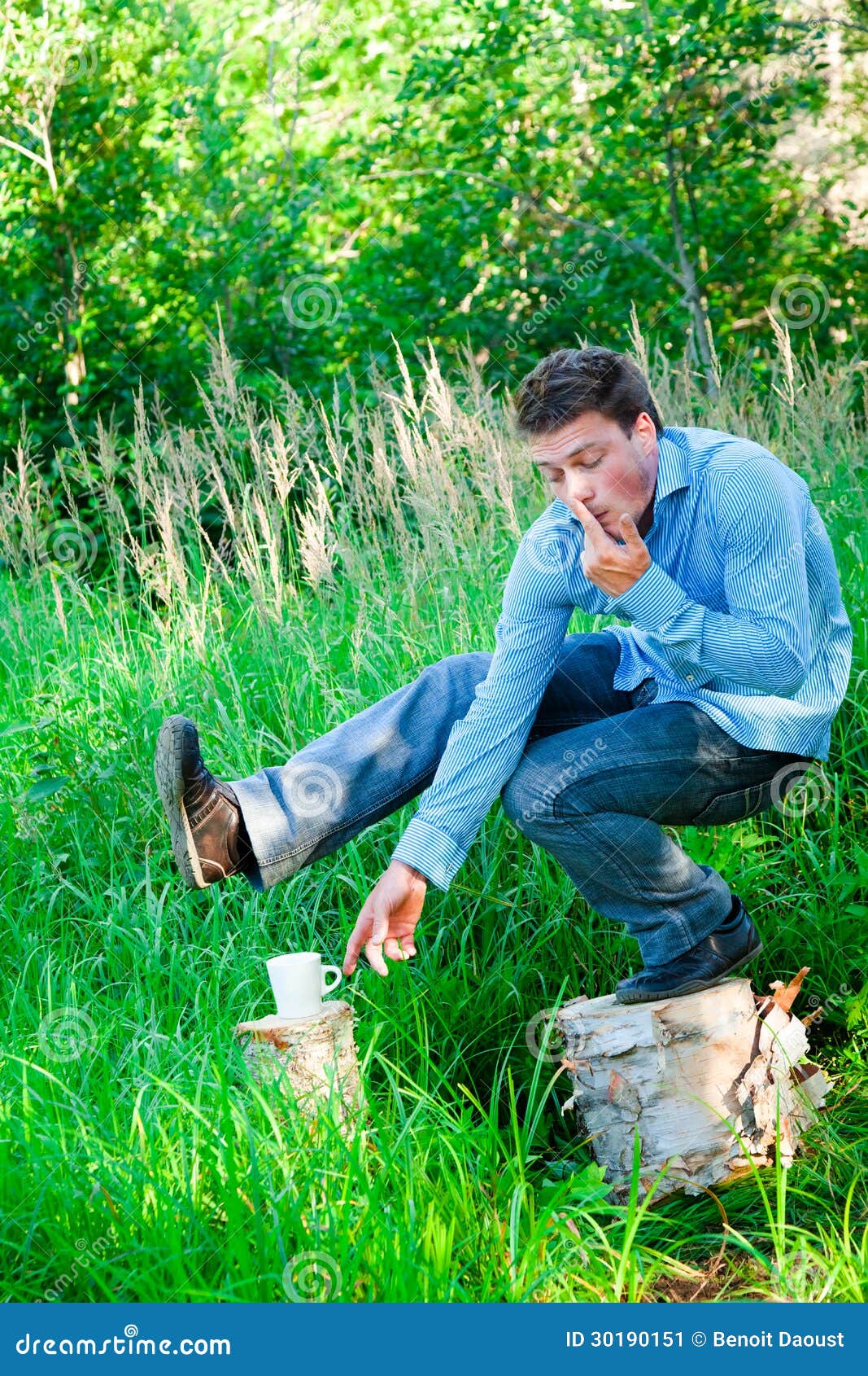 Un Giovane In Natura Con Una Tazza Immagine Stock Immagine Di Giovane Tazza