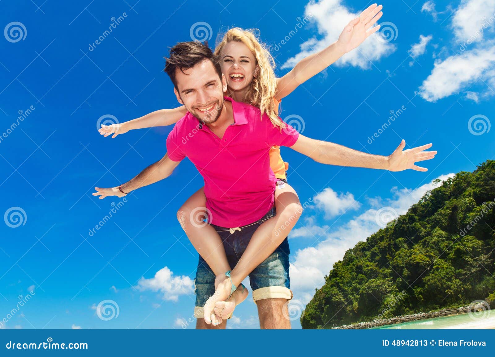 Giovani belle coppie divertendosi su una spiaggia tropicale