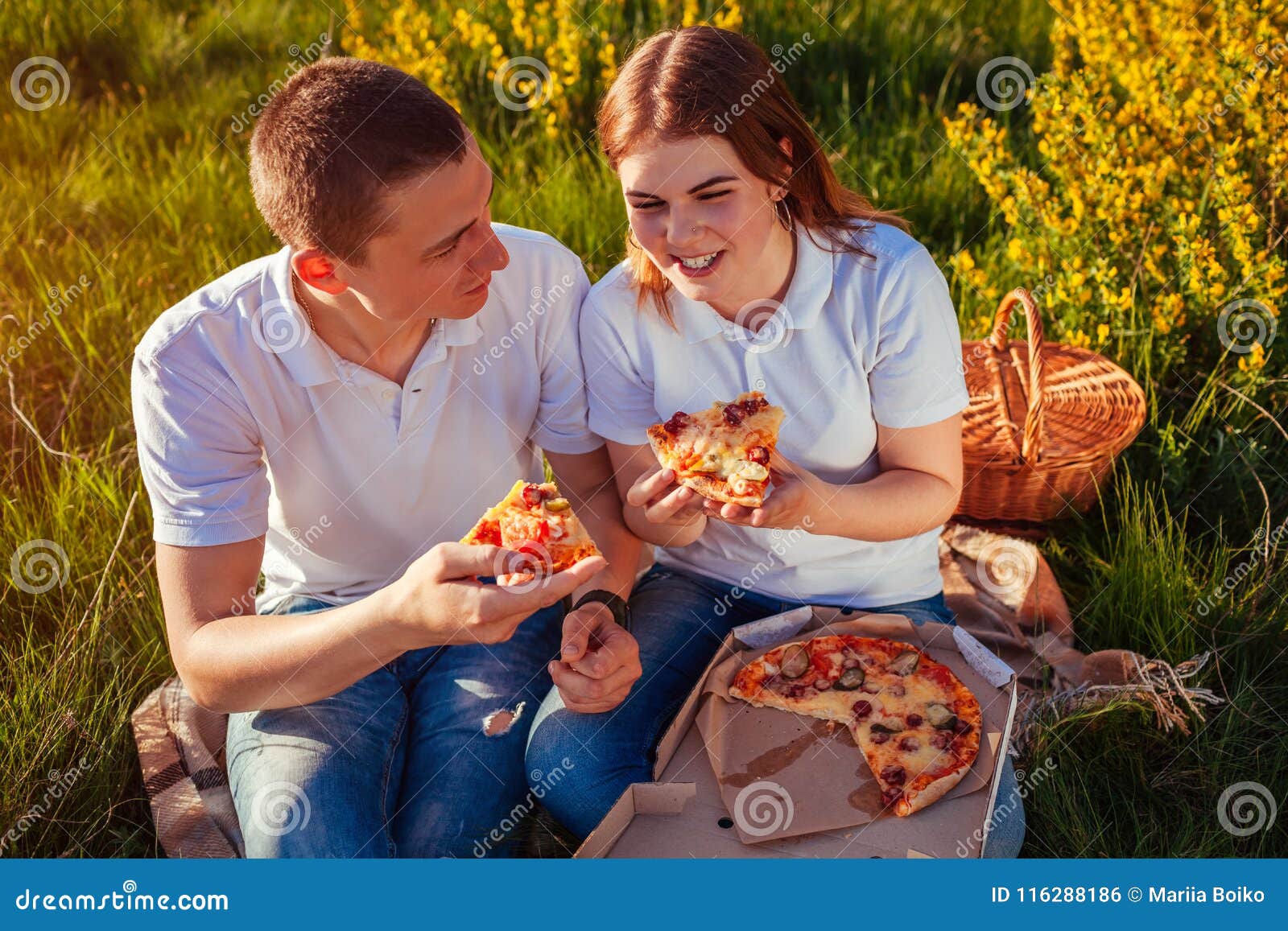 фотосессия пары с пиццей фото 9