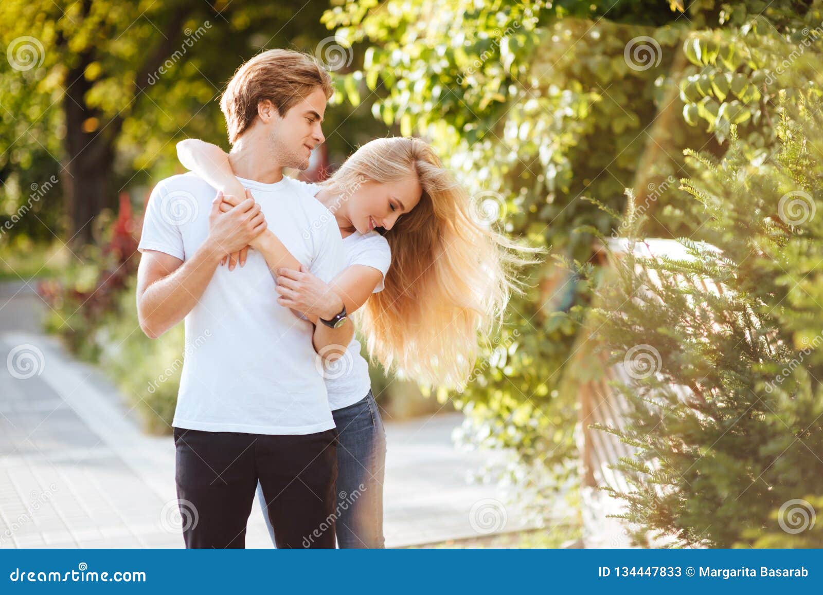 Fidanzati Che Fanno L Amore Giovani Coppie Nell'amore, Abbracciante Sulla Via Immagine Stock