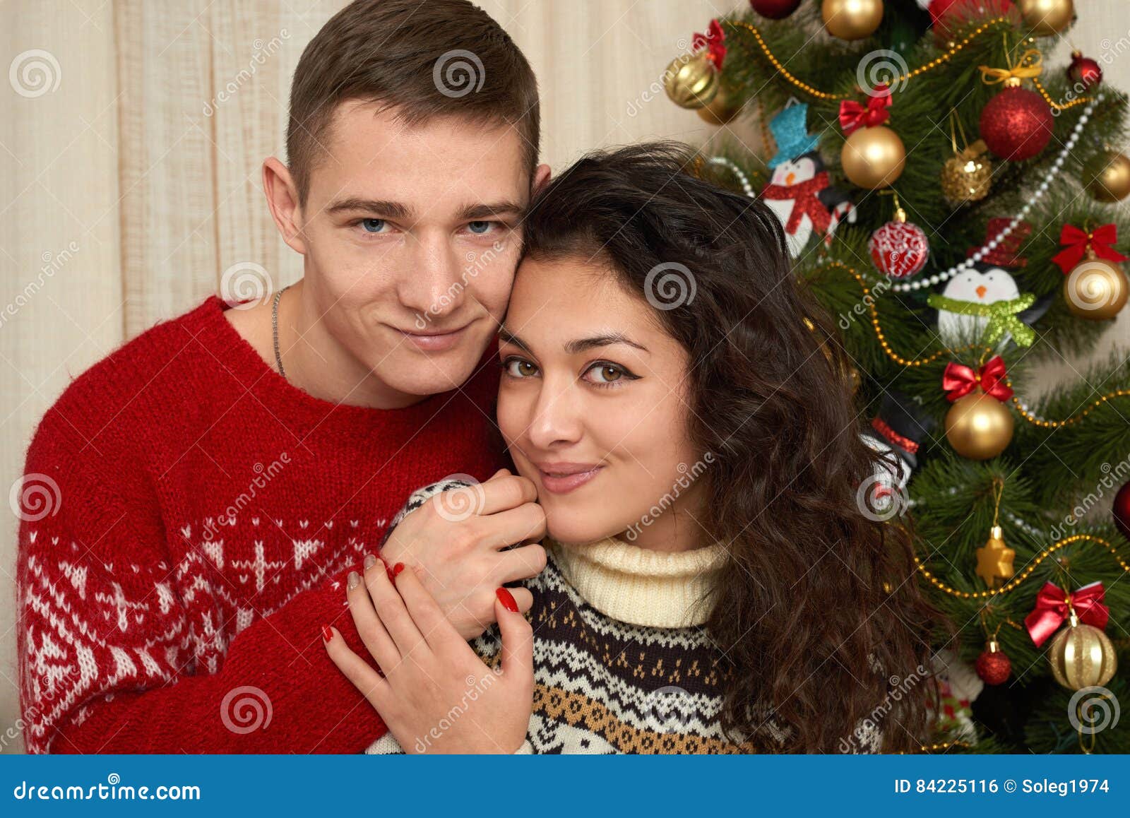 Regali Di Natale Per Giovani Coppie.Giovani Coppie Nella Decorazione Di Natale Interno Della Casa Con I Regali E L Albero Di Abete Concetto Di Festa Del Nuovo Anno A Fotografia Stock Immagine Di Ritratto Felice 84225116