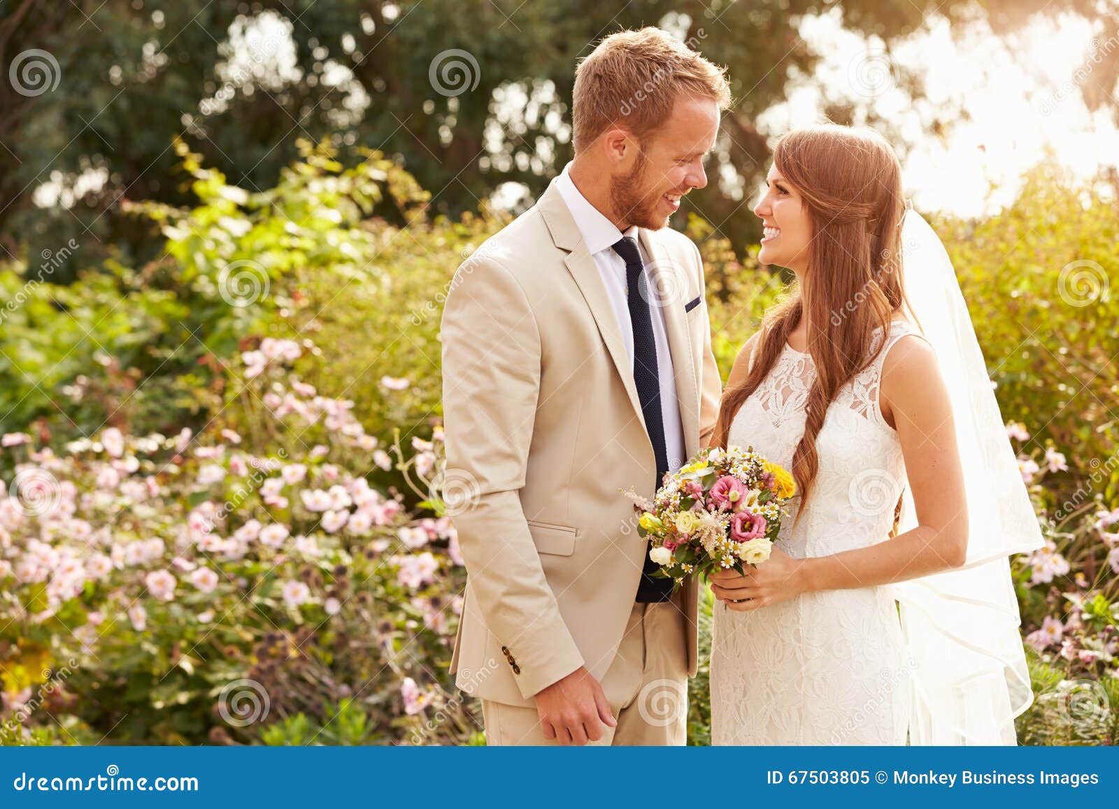 Suoceri Che Rovinano Il Matrimonio Giovani Coppie Romantiche Che Si Sposano All'aperto Immagine Stock