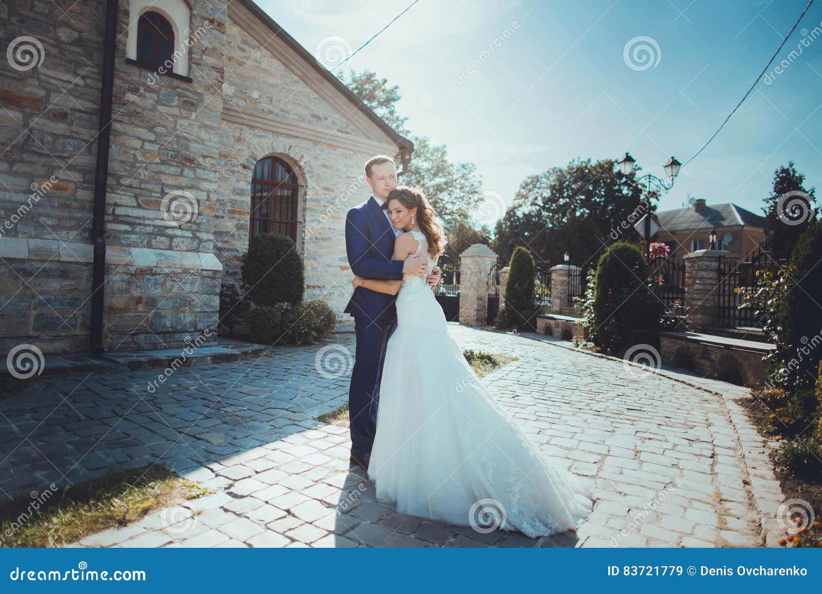 Suoceri Che Rovinano Il Matrimonio Giovani Coppie Romantiche Felici Caucasiche Che Celebrano Il Loro