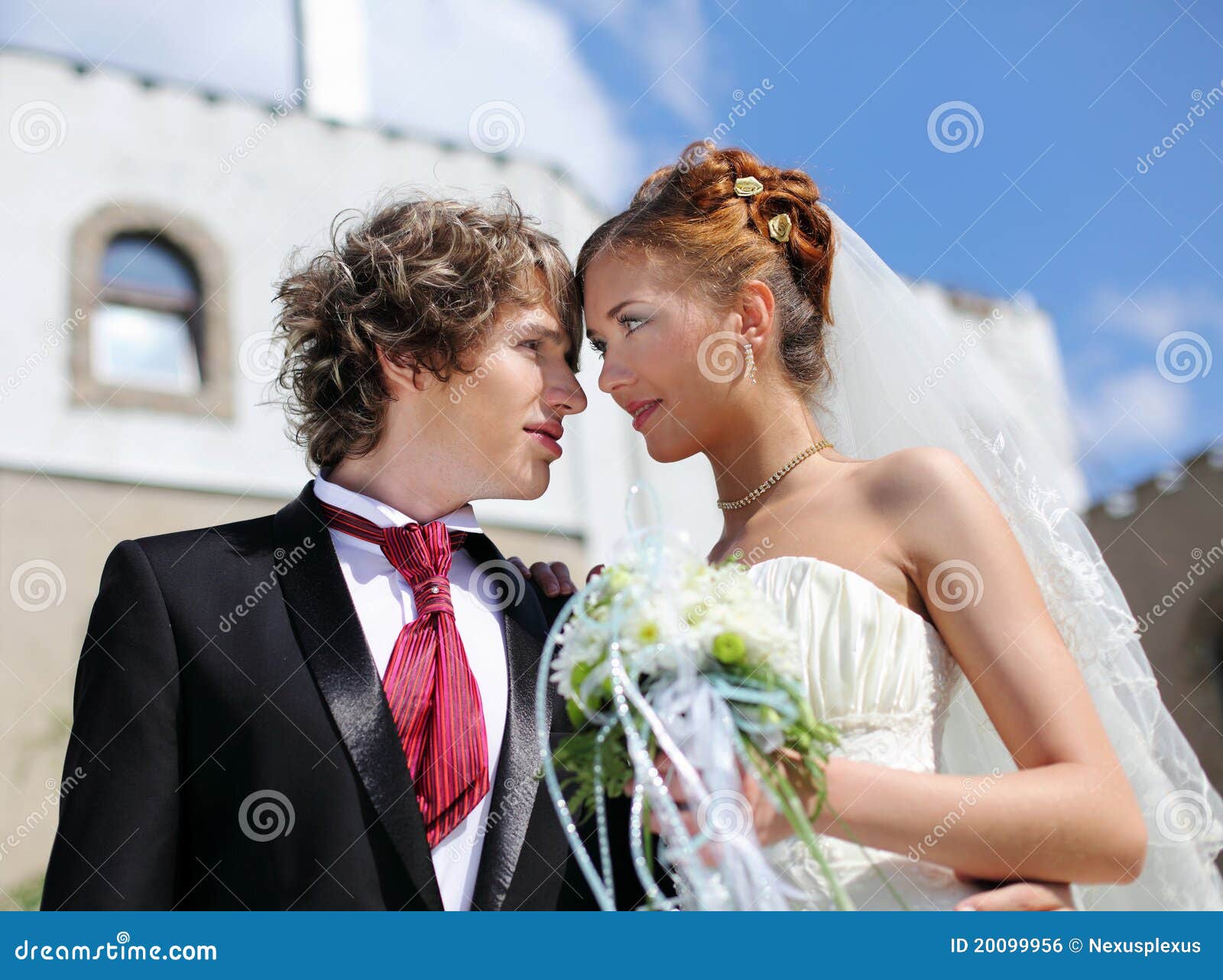 Suoceri Che Rovinano Il Matrimonio Giovani Coppie Sparate Che Prendparteono Al Matrimonio Fotografia Stock