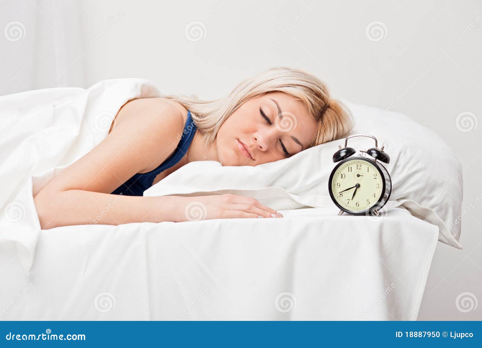 Giovani Donna E Sveglia Addormentate In Camera Da Letto Fotografia