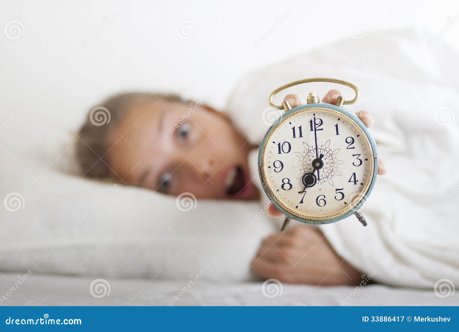 Giovani Donna E Sveglia Addormentate A Letto Immagine Stock - Immagine