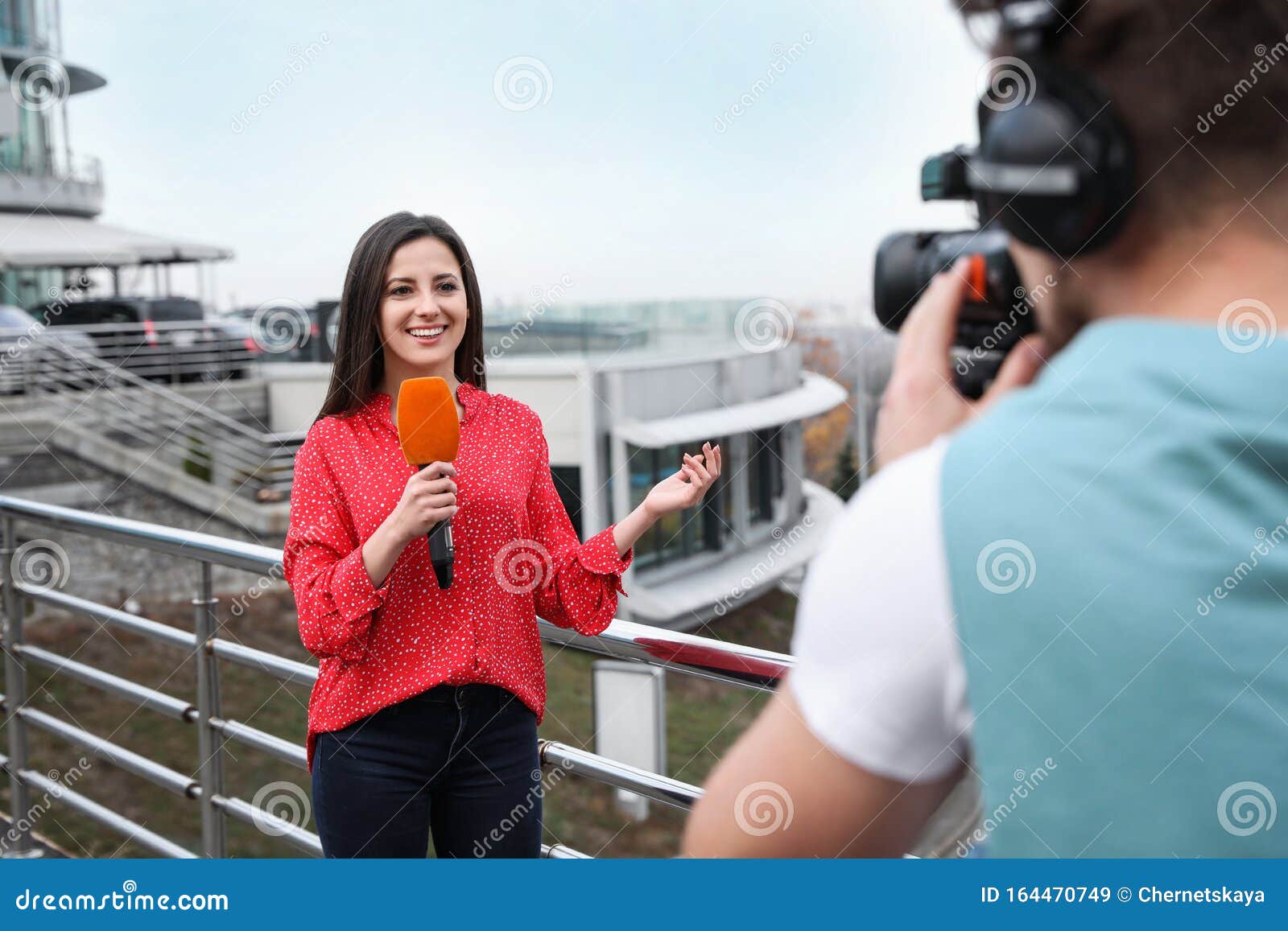 Giovani Giornalisti E Operatori Video Che Lavorano Per Strada Immagine Stock Immagine di