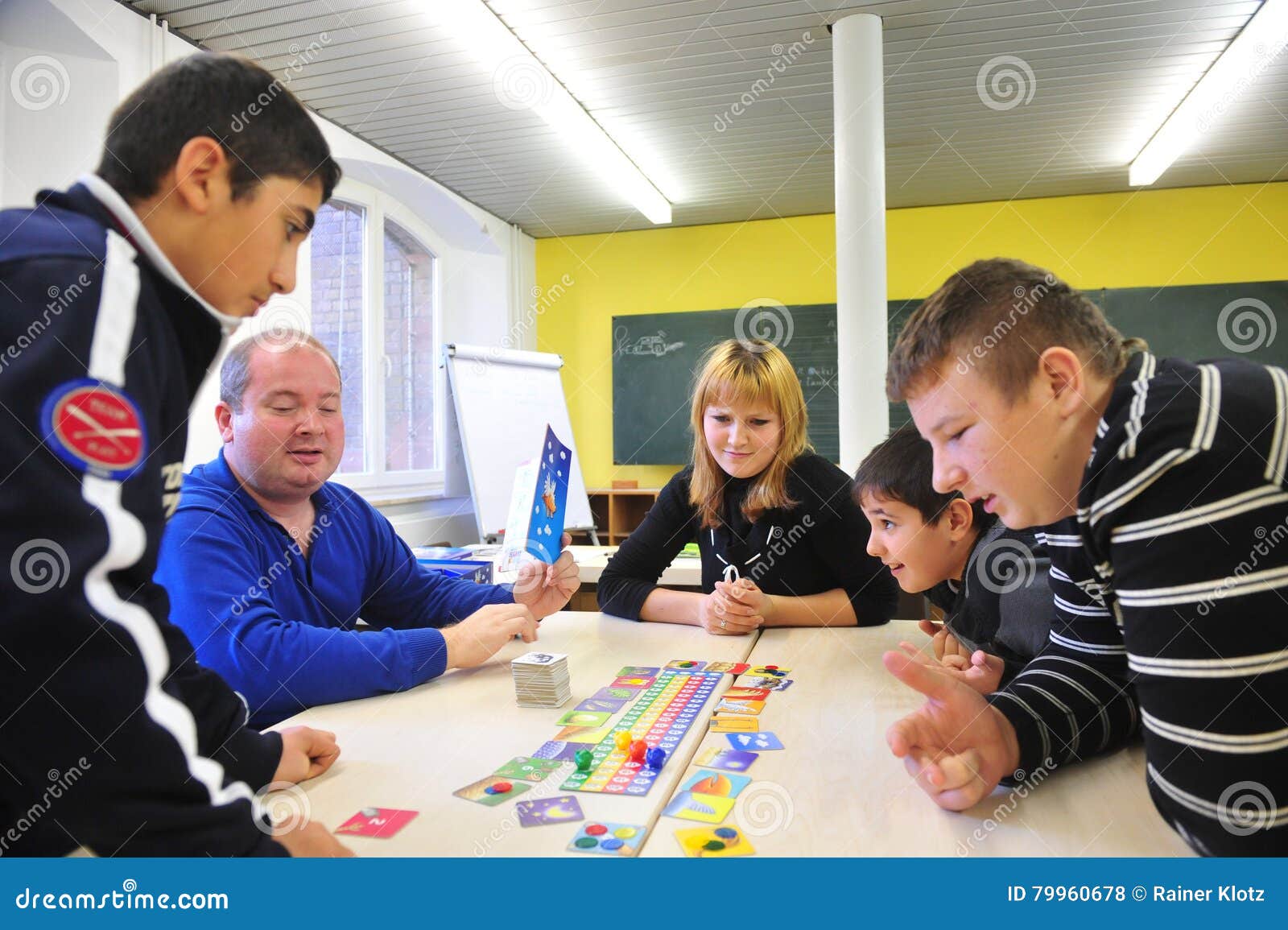 Giovani migranti a scuola tedesca che gioca insieme. Francoforte, Germania - 21 ottobre 2010 - bambini del rifugiato con il fondo di migrazione che gioca a scuola con i volontari La Germania è costretta ad investire nell'istruzione