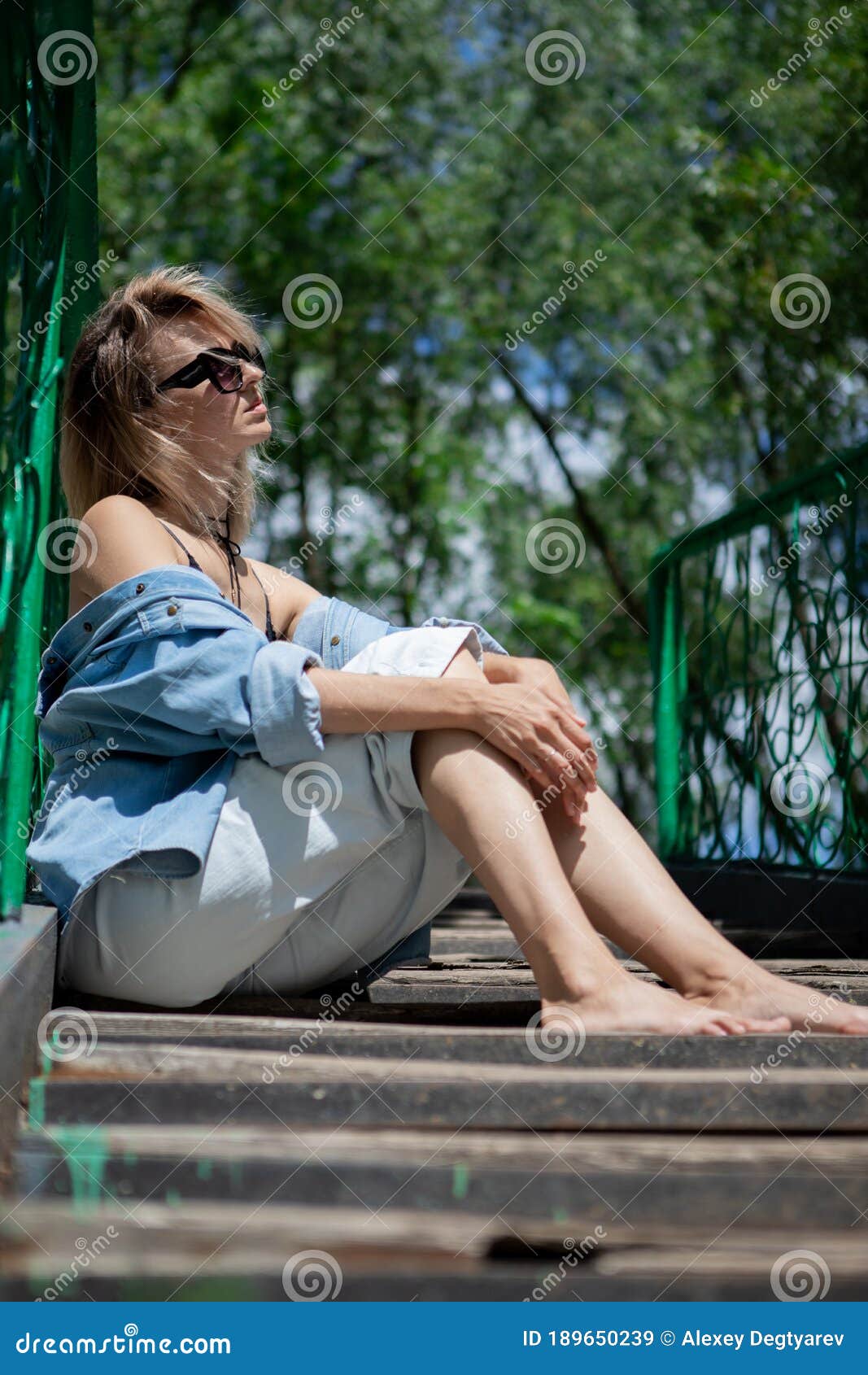 https://thumbs.dreamstime.com/z/girl-blond-hair-sunglasses-sitting-stairs-leaning-railing-woman-denim-suit-bare-feet-189650239.jpg
