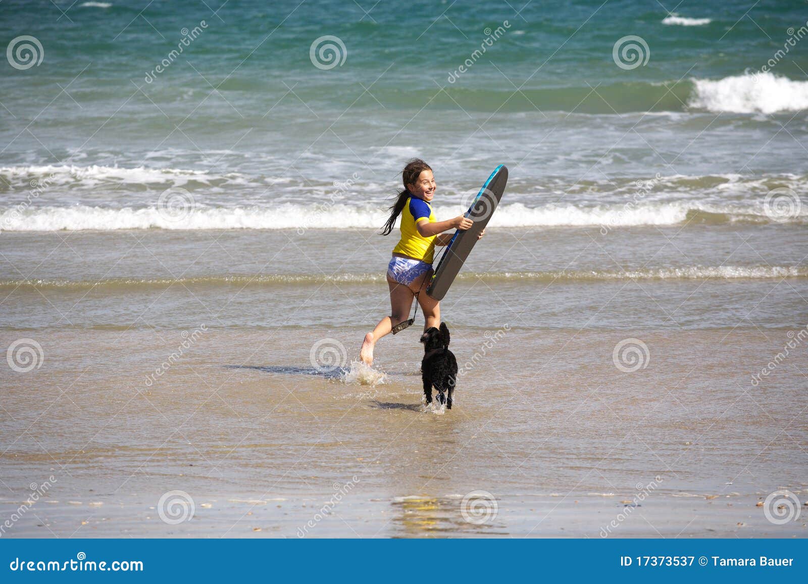 uitlijning Onderscheid Individualiteit Girl with Boogie Board at Beach Stock Image - Image of summer, recreation:  17373537