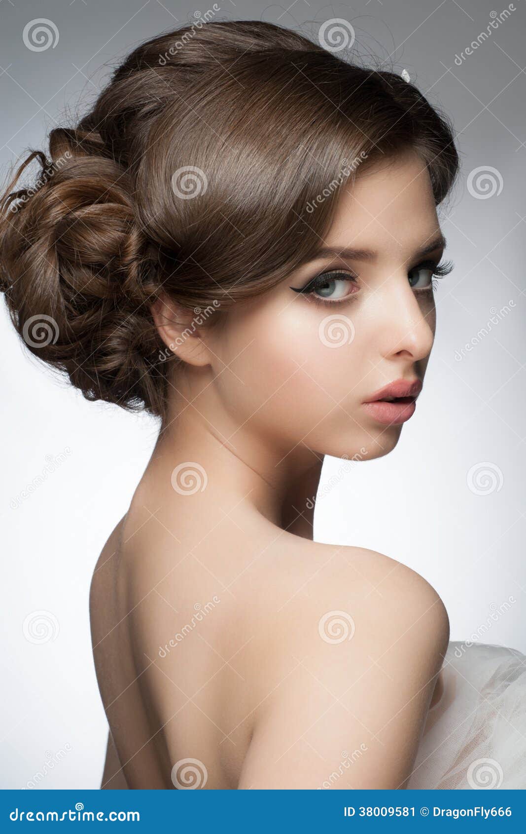 52,000+ Wedding Hairstyles Stock Photos, Pictures & Royalty-Free Images -  iStock | Wedding dresses, Beauty, Wedding reception