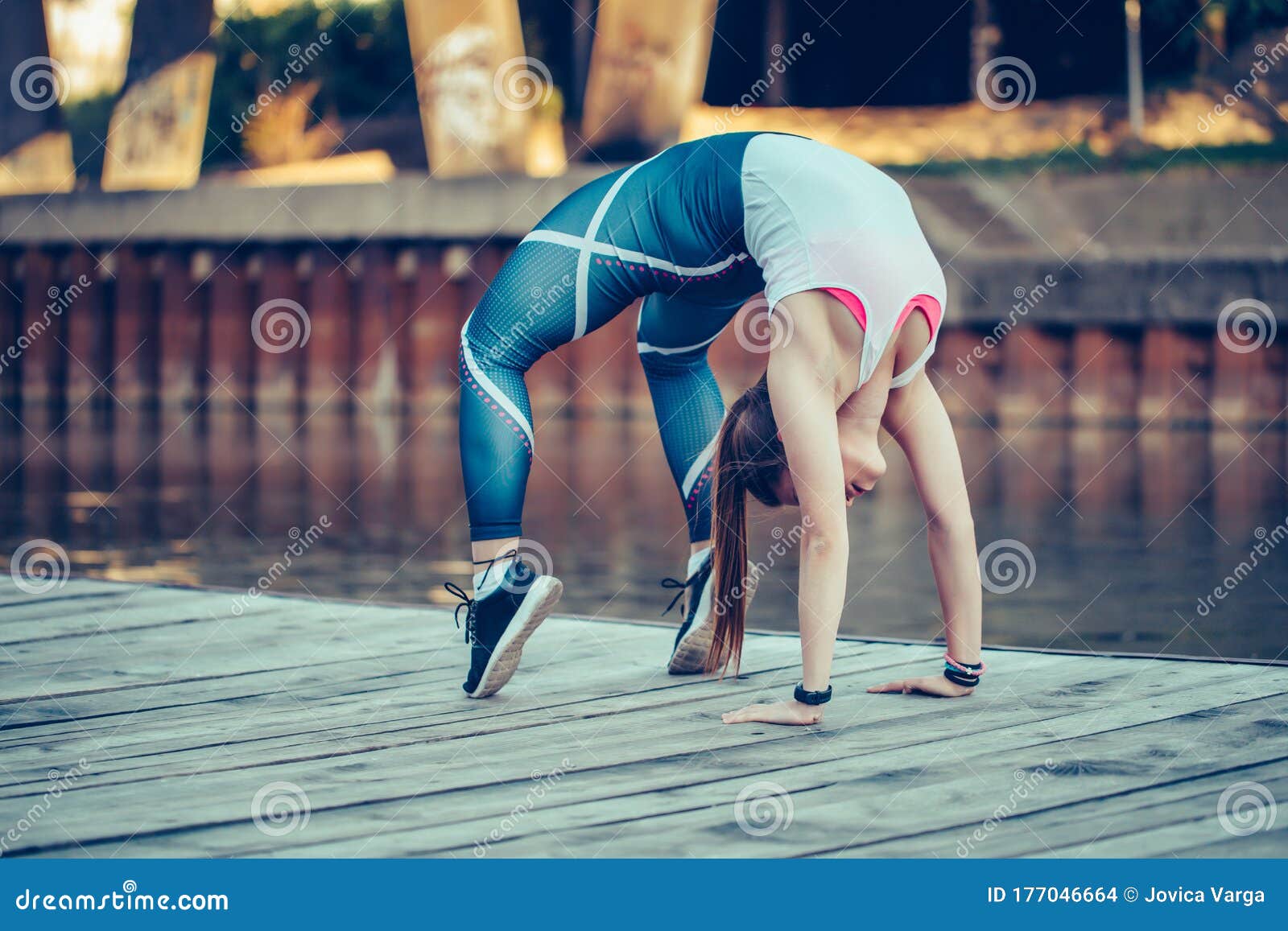 Pose in front of tower bridge hi-res stock photography and images - Alamy