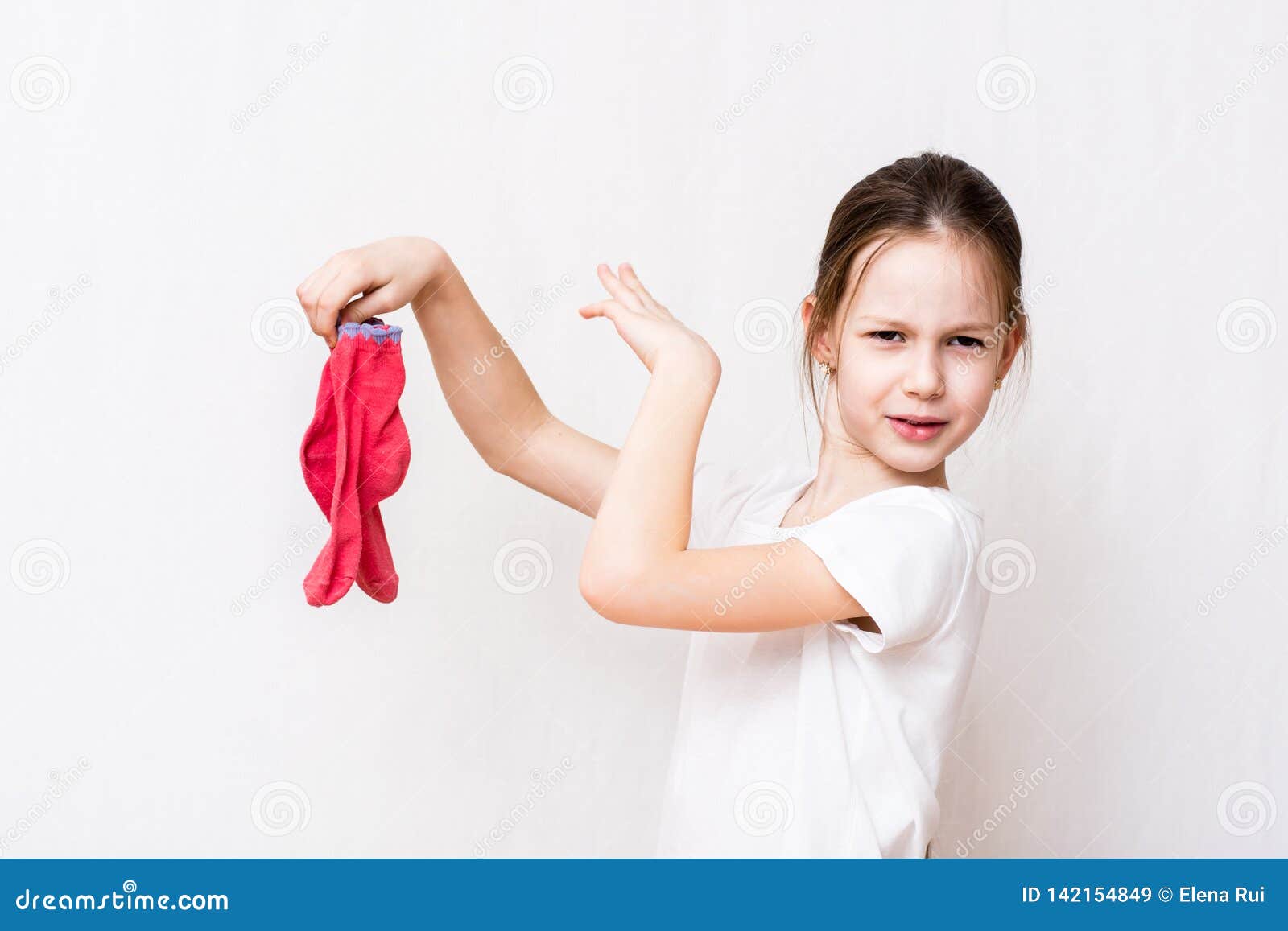 Почему нюхаешь трусы. Вонючие носки девочек. Девочка с трусами в руках. Дети в грязных носках девочки. Девочка надевает носки.