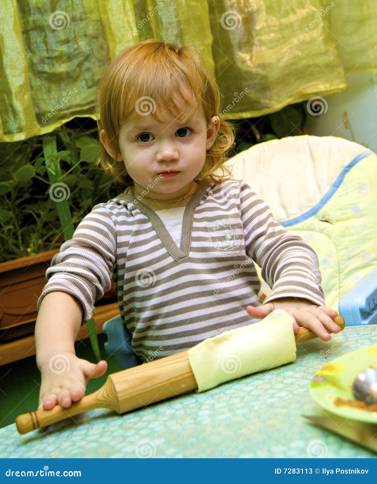Girl the Cook Pie from Apples Stock Image Image of cooking, child 7283113