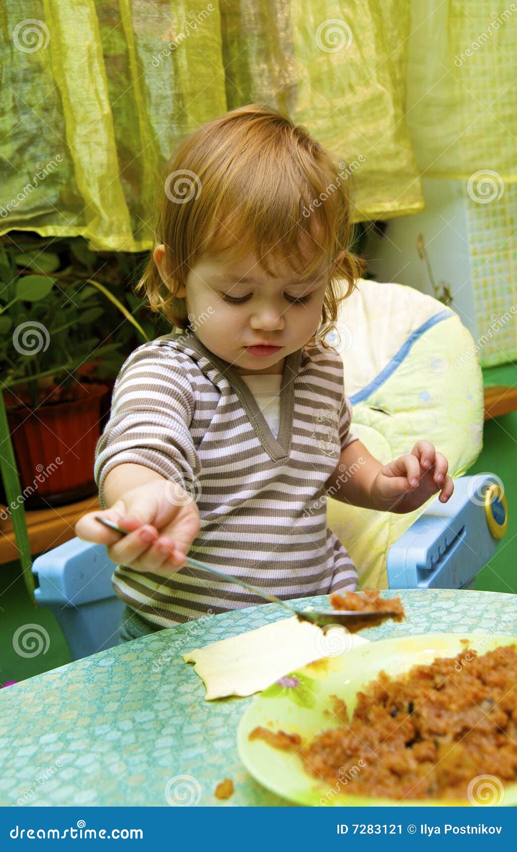 Girl the Cook Pie from Apples Stock Image Image of female, childhood 7283121