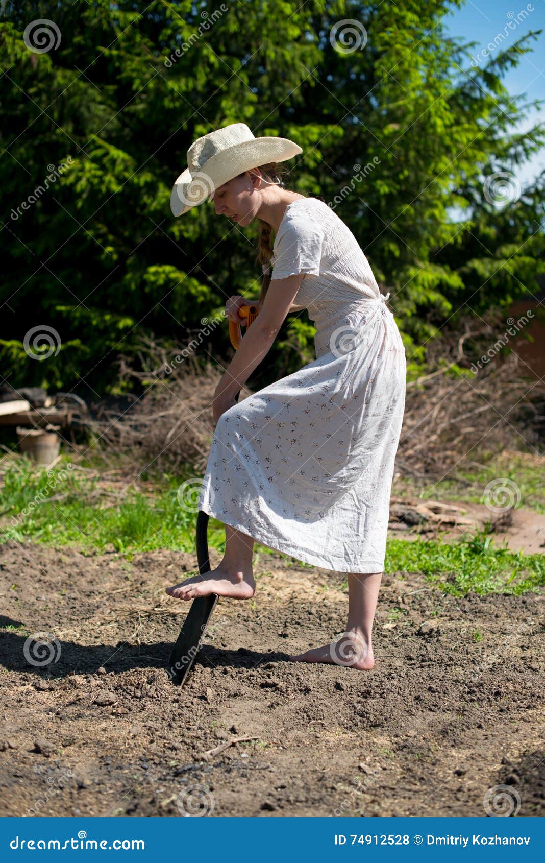 https://thumbs.dreamstime.com/z/girl-cowboy-hat-shovel-digging-hole-big-74912528.jpg