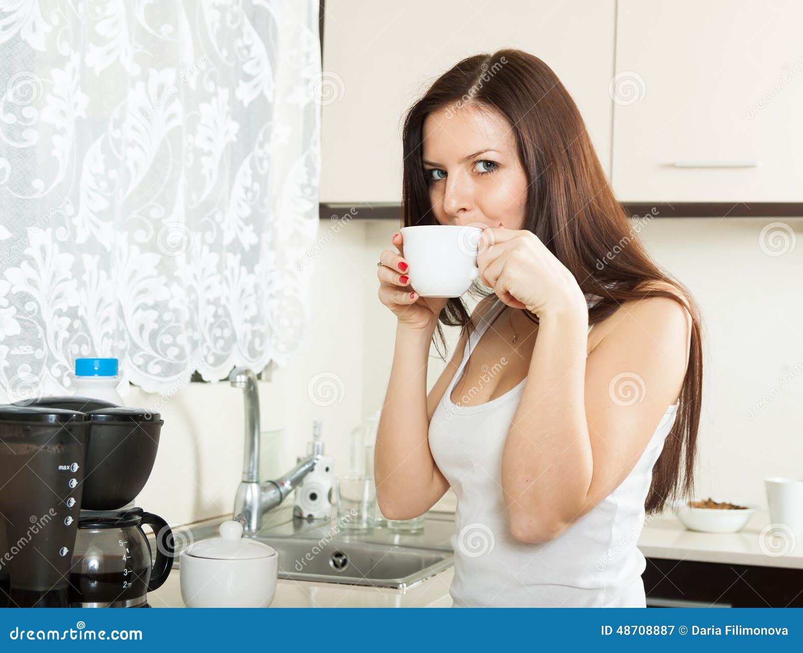 Попить на кухне. Девушка пьет кофе. Девушка пьет кофе на кухне. Девушка на кухне, пьющая кофе. Девушка пьет чай на кухне.