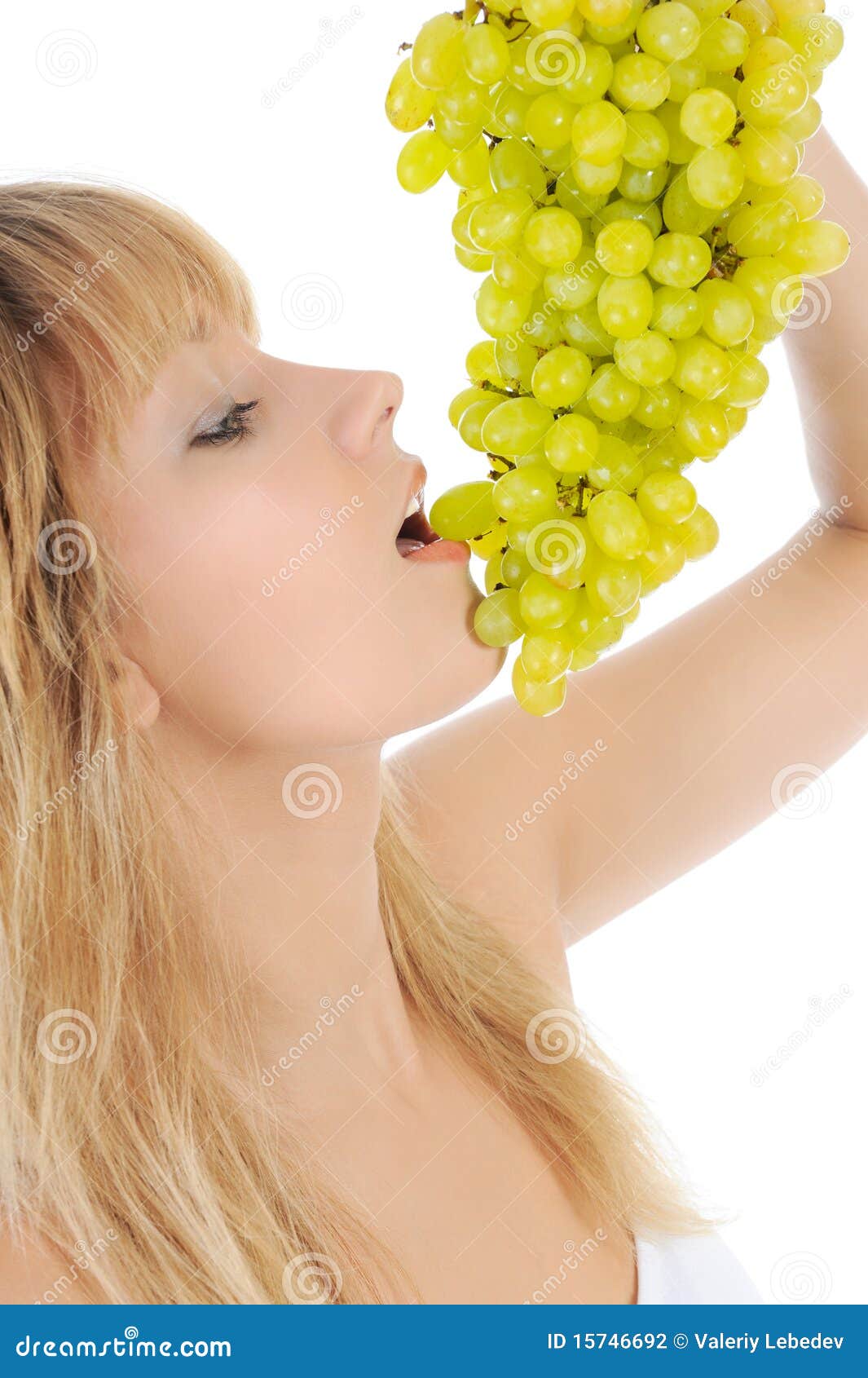 Девушка есть виноград. Девушка ест виноград. Девушка блондинка с виноградом. Кушать виноград. Девушка анфас есть виноград.