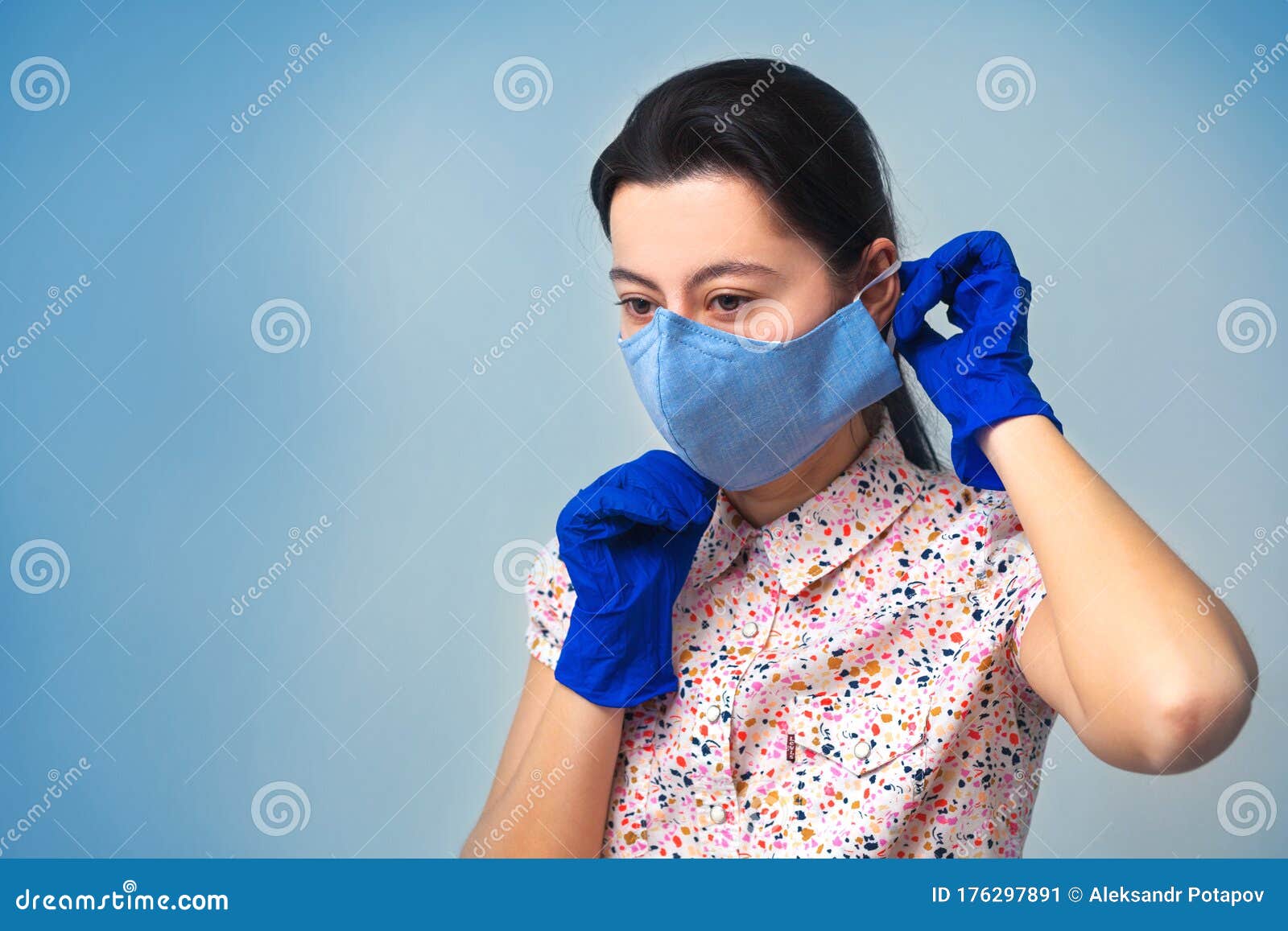 Перчатки профилактика гриппа 2024. Девушка в медицинской маске и перчатках. Мальчик одевает медицинские перчатки и маску. Маска медицинская и немедицинская. Одеваю перчатки и маску коронавирус.