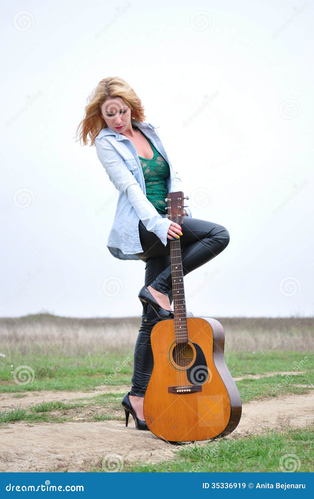 Man posing guitar hi-res stock photography and images - Page 2 - Alamy