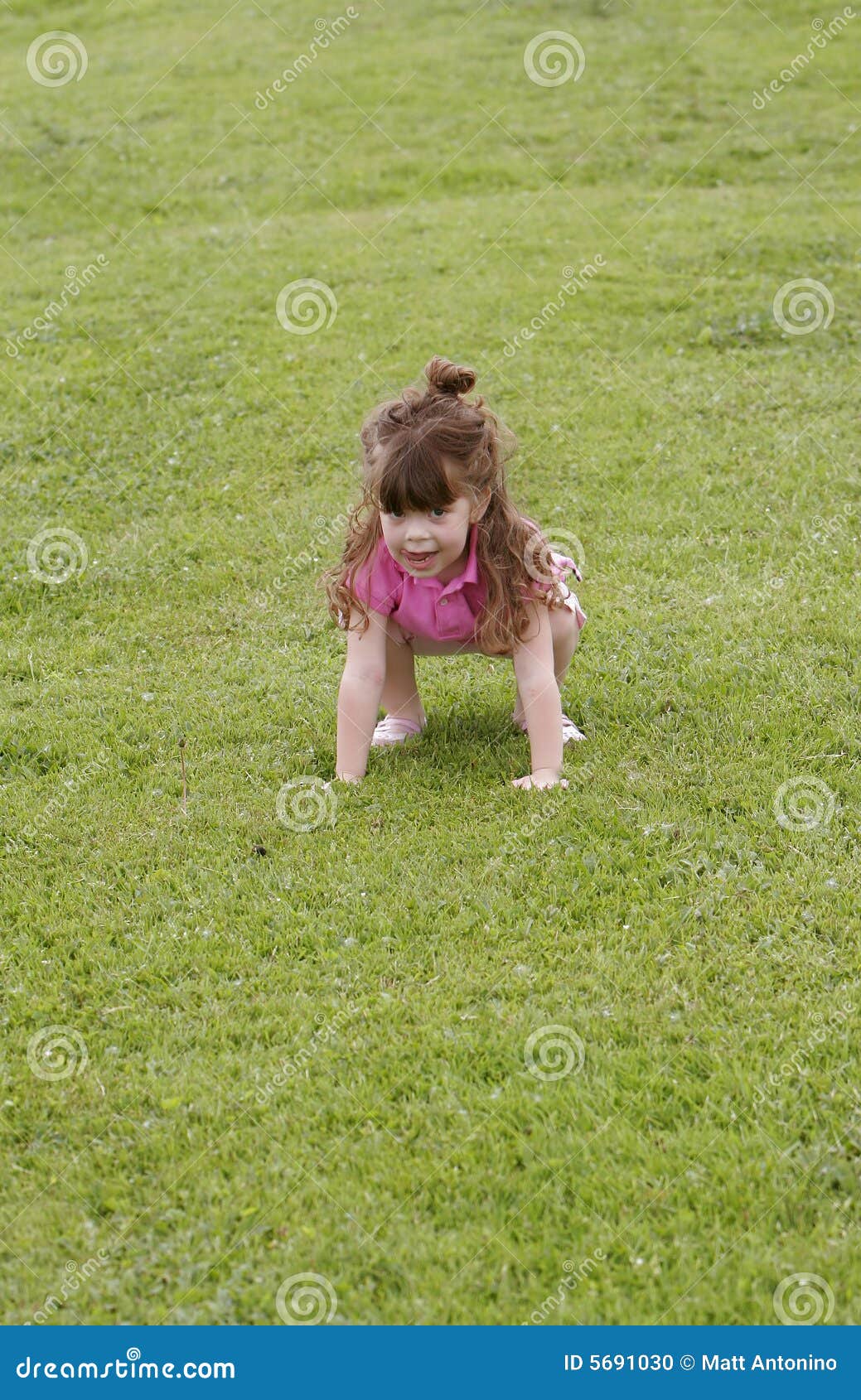 Где пописать девушкам. Девочка пописала в траву. Маленькая девочка накортачках. Девушка сидит на корточках на траве. Маленькие девчонки на корточках.