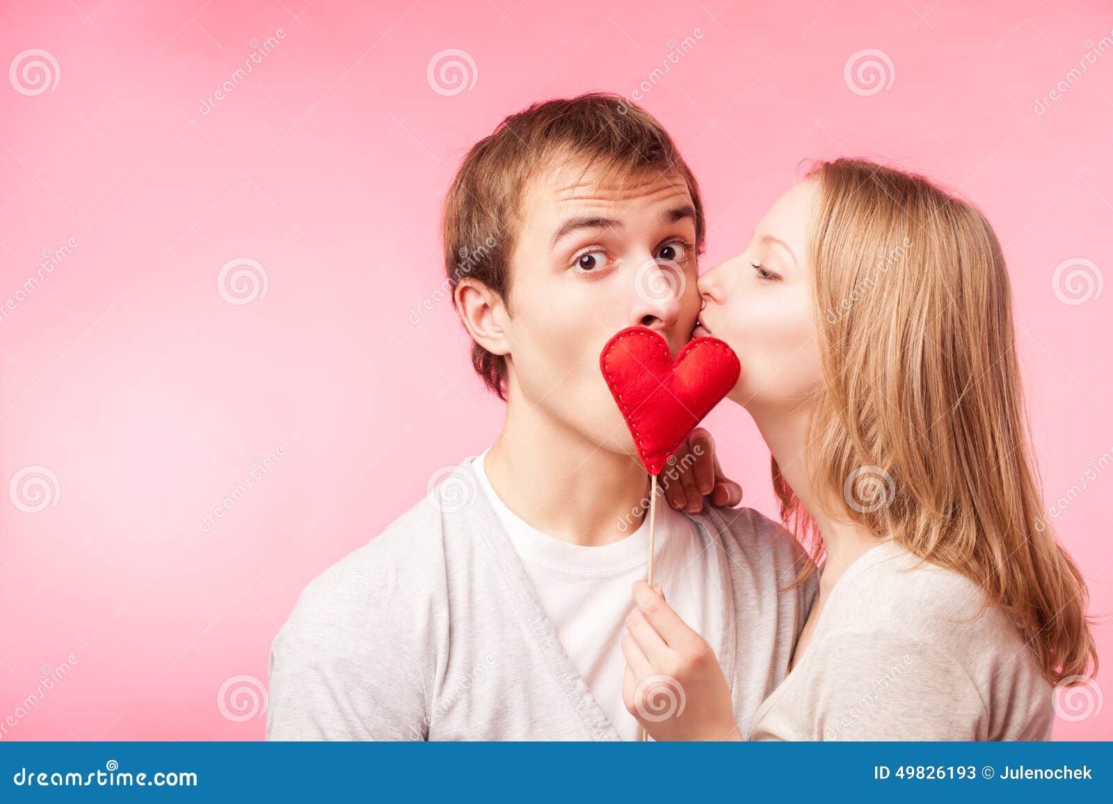 Boys kiss girls. Девушка целует. Поцелуй мальчика и девочки. Мальчик целует девочку с ягодами. Ды едевочки целуют мальчика.