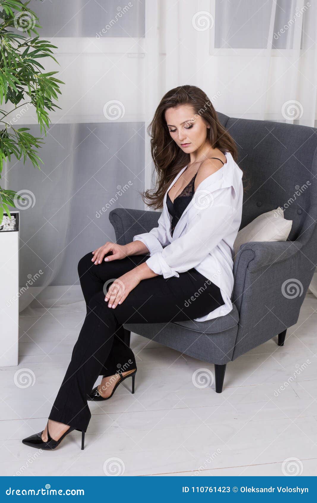Charming african girl wearing white t-shirt and jeans posing, look at  camera. Black short hair Stock Photo - Alamy