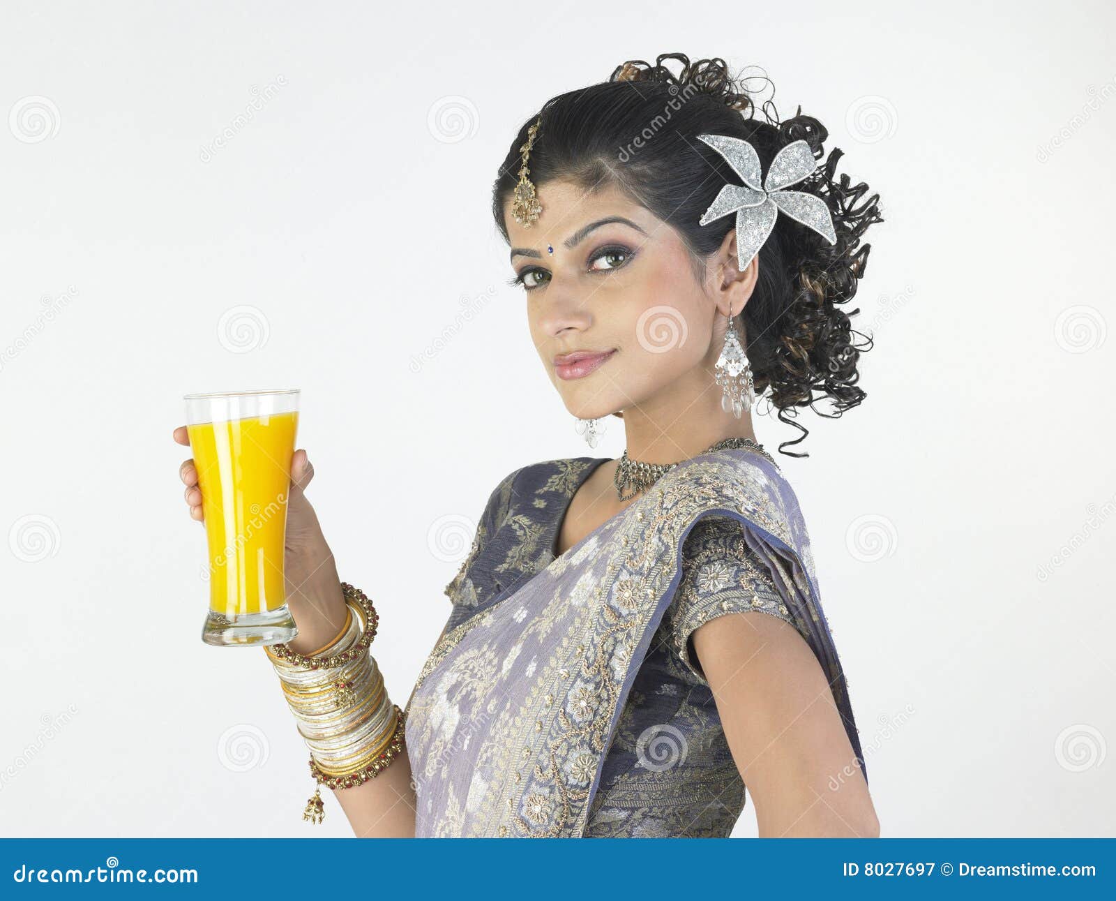 Girl with mango juice stock afbeelding. Afbeelding bestaande uit juice