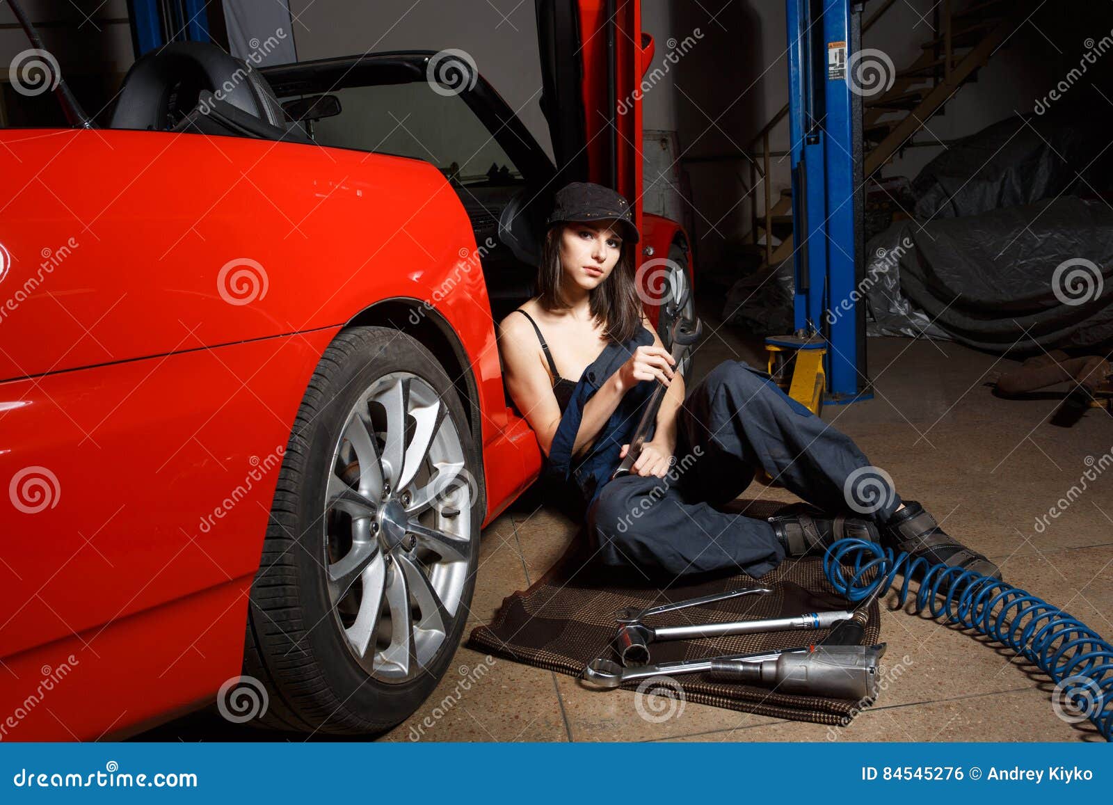 Sweetie fox чинит машину. Девушка механик. Девушка автослесарь. Девушка механик автомобилей. Девушка в гараже.