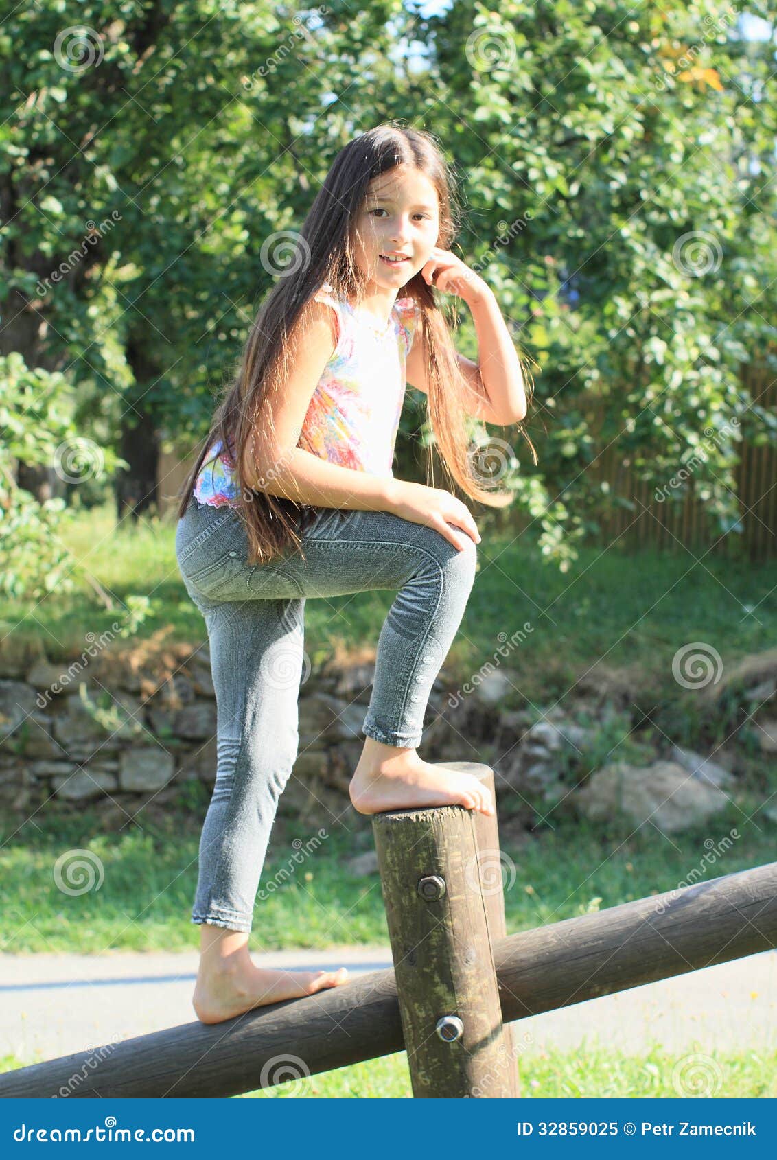 https://thumbs.dreamstime.com/z/girl-mounting-wooden-construction-barefoot-t-shirt-colorful-butterflies-grey-pants-swing-32859025.jpg