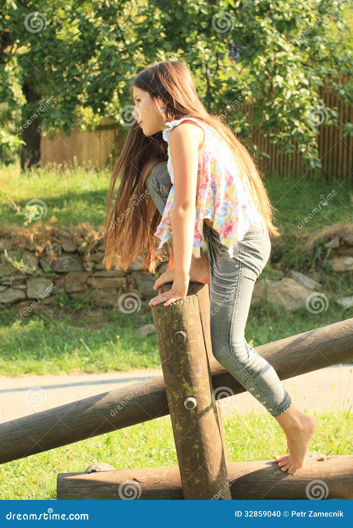 https://thumbs.dreamstime.com/z/girl-mounting-wooden-construction-barefoot-t-shirt-colorful-butterflies-grey-pants-swing-32859040.jpg