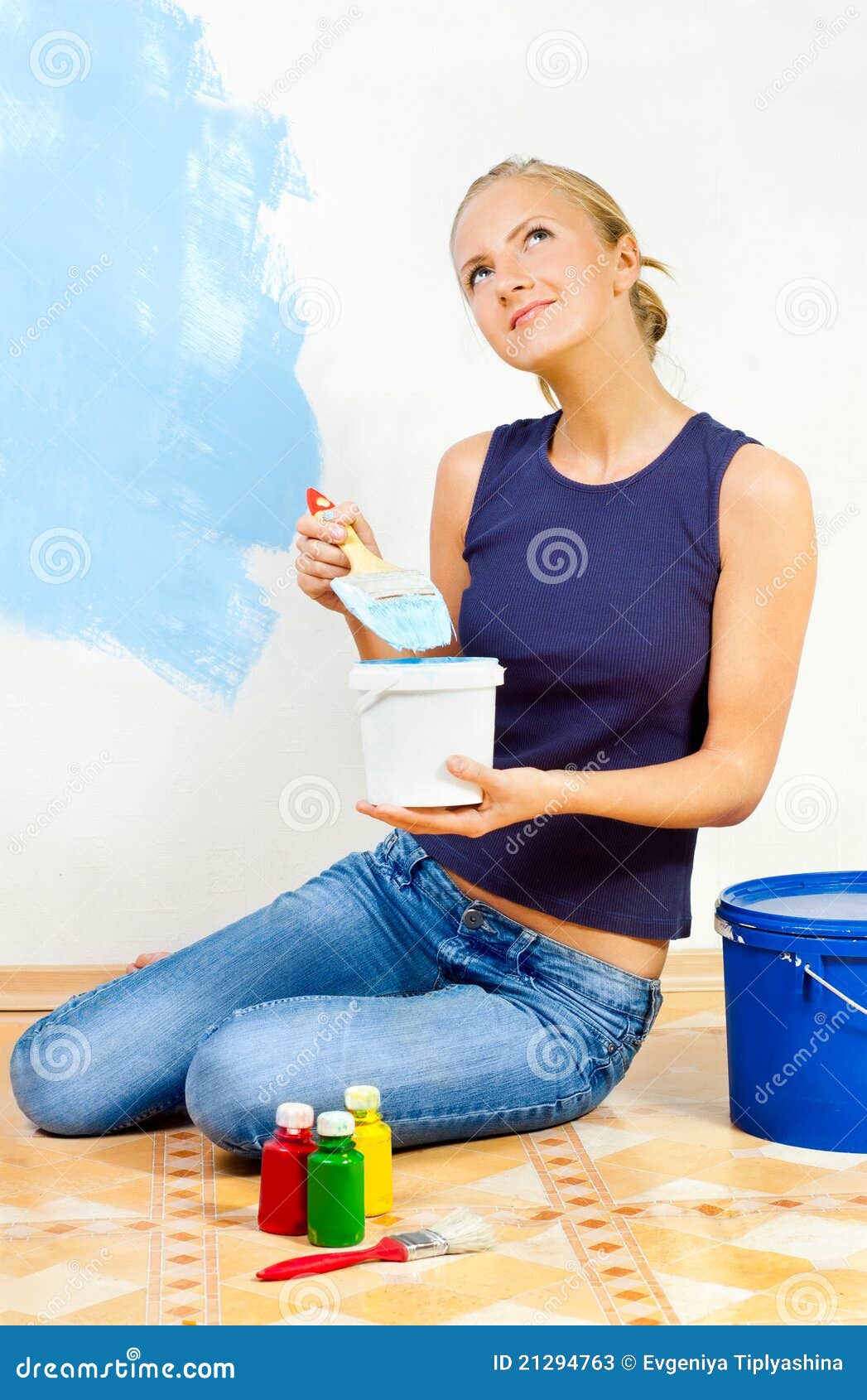 Girl painting the walls stock image. Image of decorator 21294763