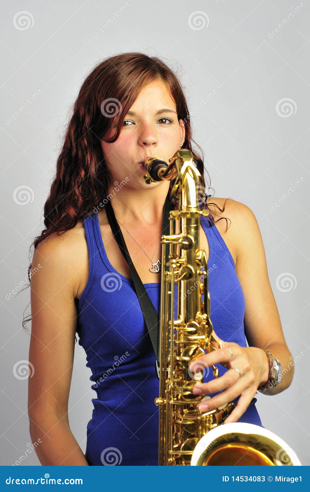 Девушка на саксофоне в студии. Девушка с саксофоном. Девушка с саксофоном на сцене. Ребенок играющий на саксофоне. Девушка с саксофоном в студии звукозаписи.