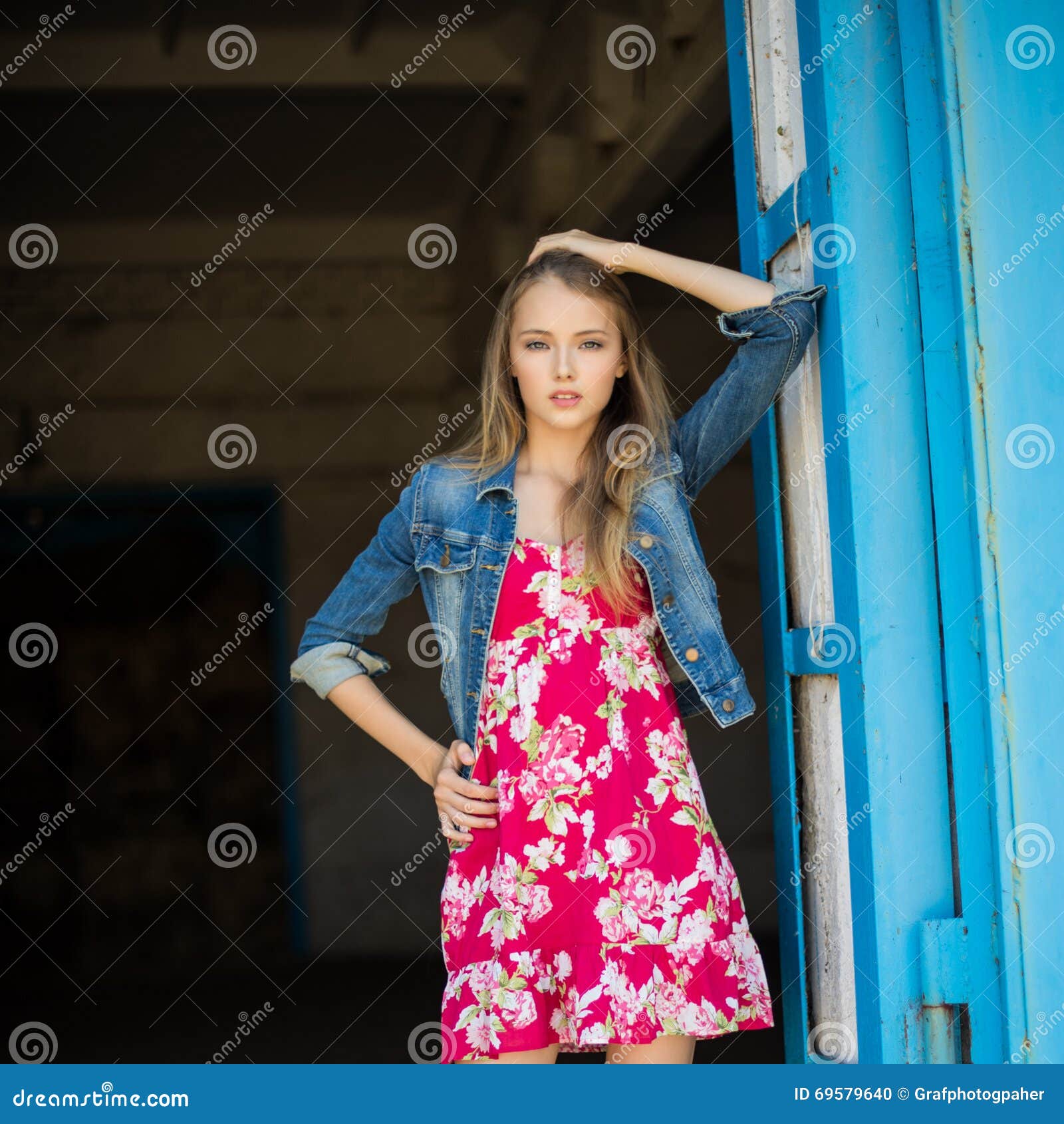 beautiful girl poses for camera in the city 11338447 Stock Photo at Vecteezy