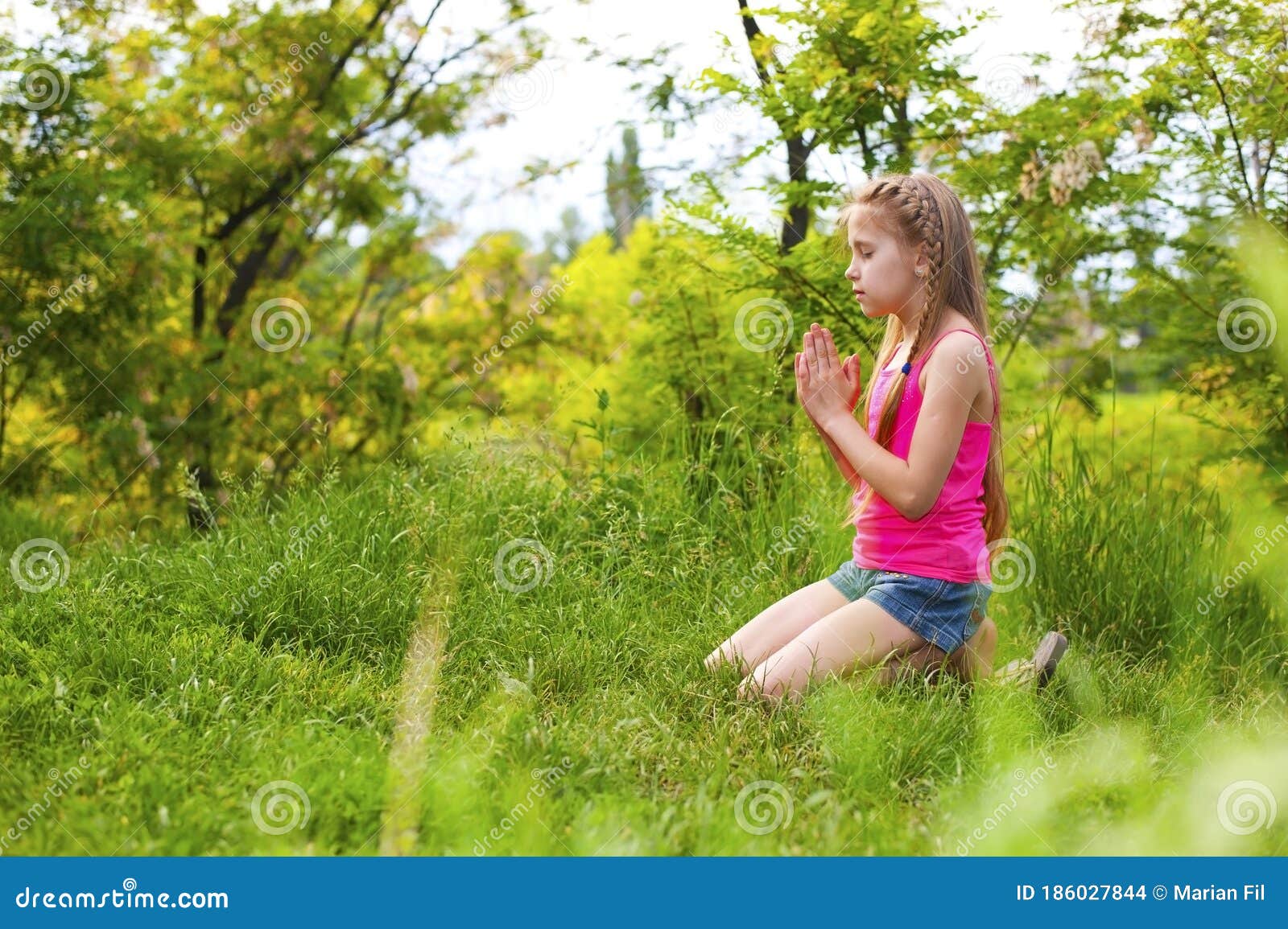 She is natural. Девушка на коленях природа. Зеленые колени. Девушка молится на природе фото.