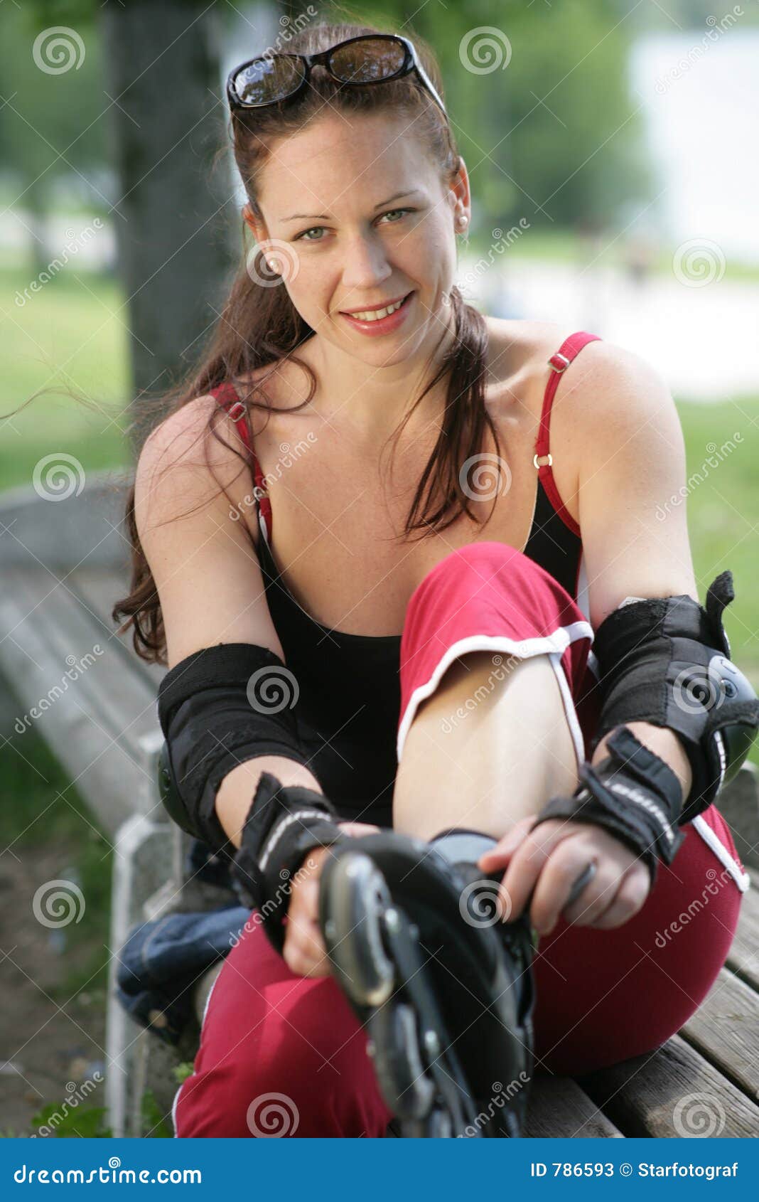girl pulling on rollerblades