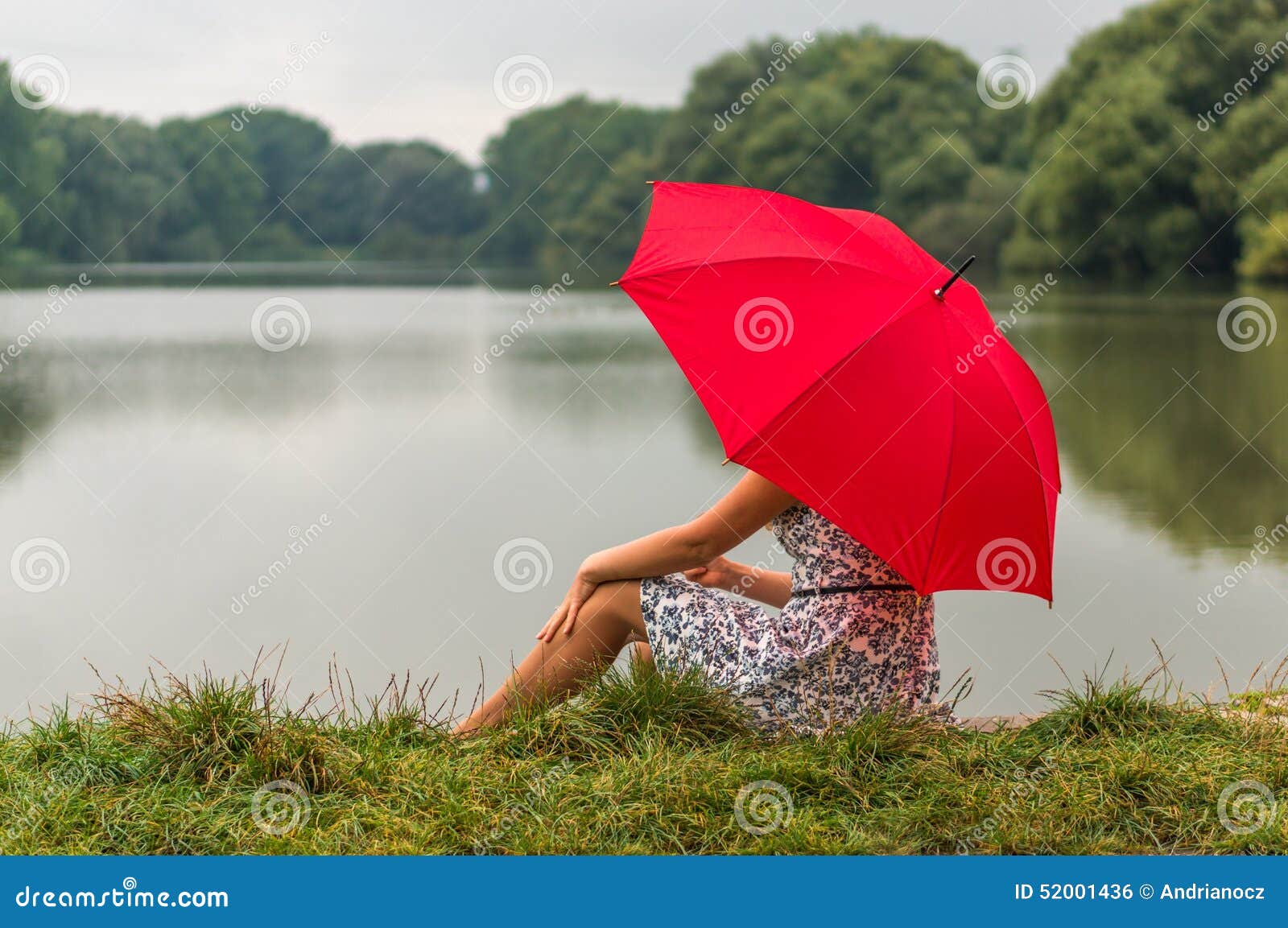 Зонтик сидит. Девушка с красным зонтом. Девочка с зонтиком сидит. Сидит с зонтом. Красный зонт в женской руке.